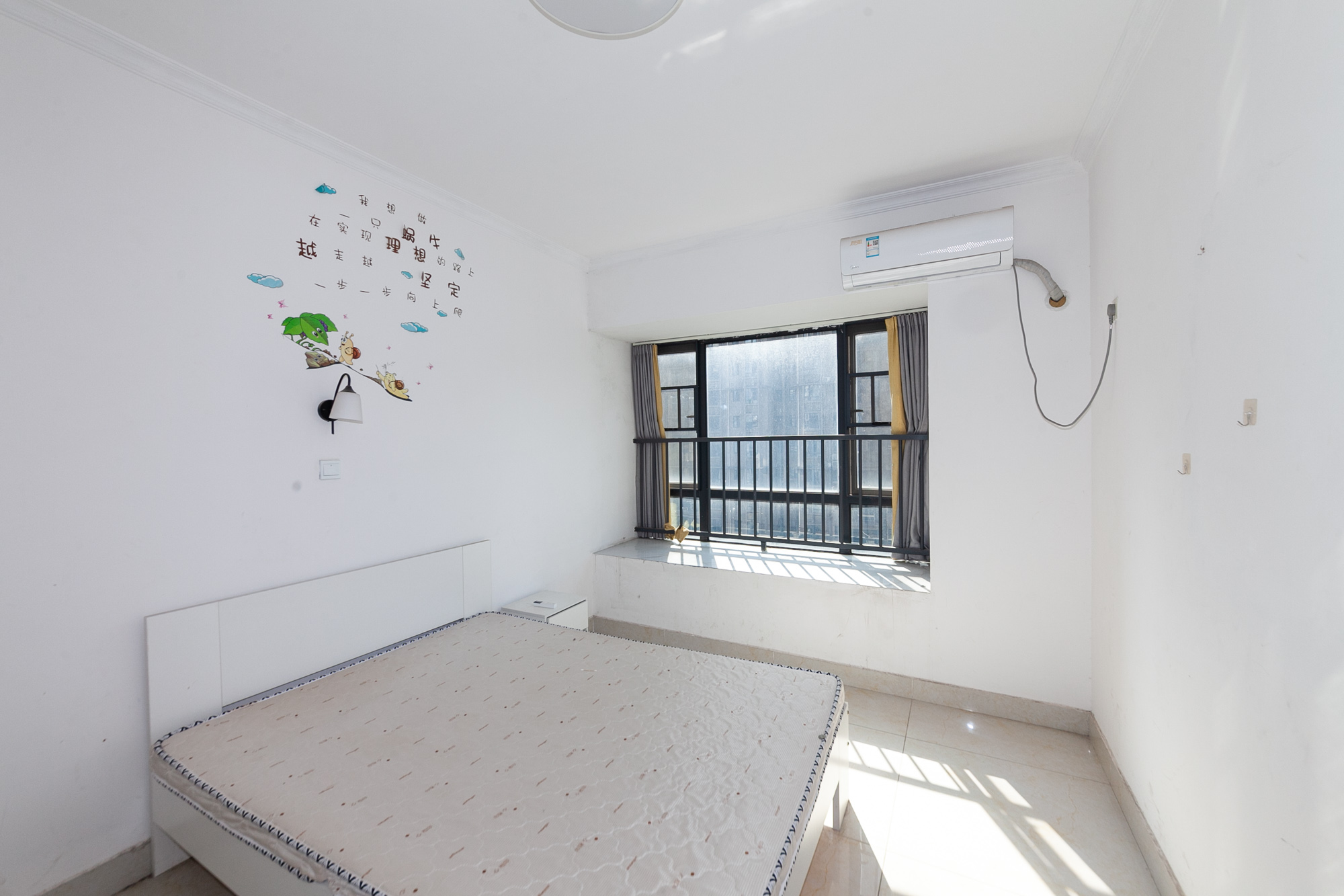 名家翡翠花园  3室2厅2卫    125.0万卧室