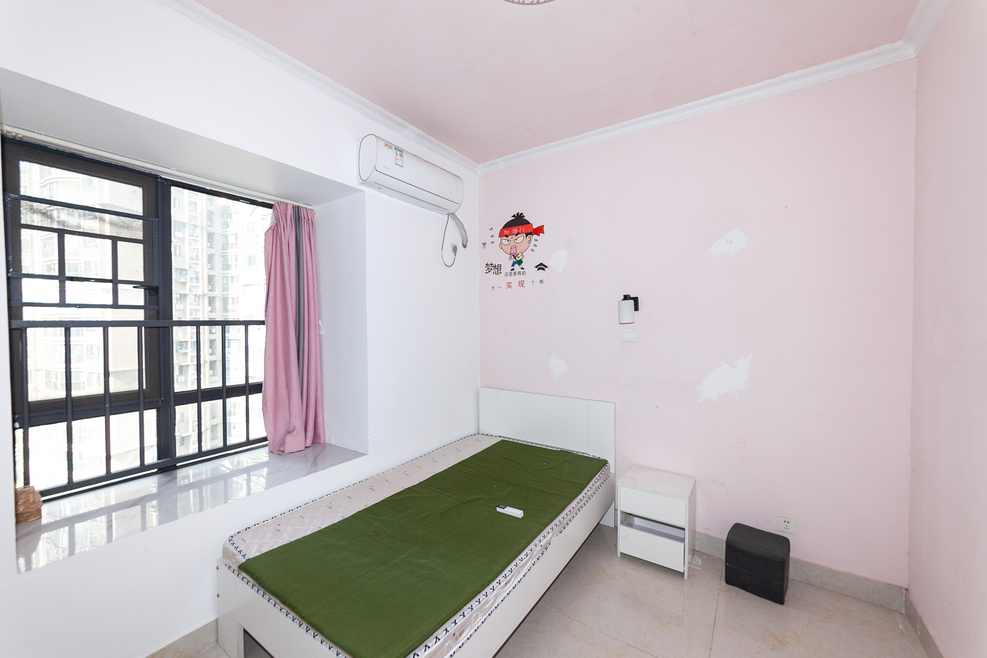 名家翡翠花园  3室2厅2卫    125.0万卧室