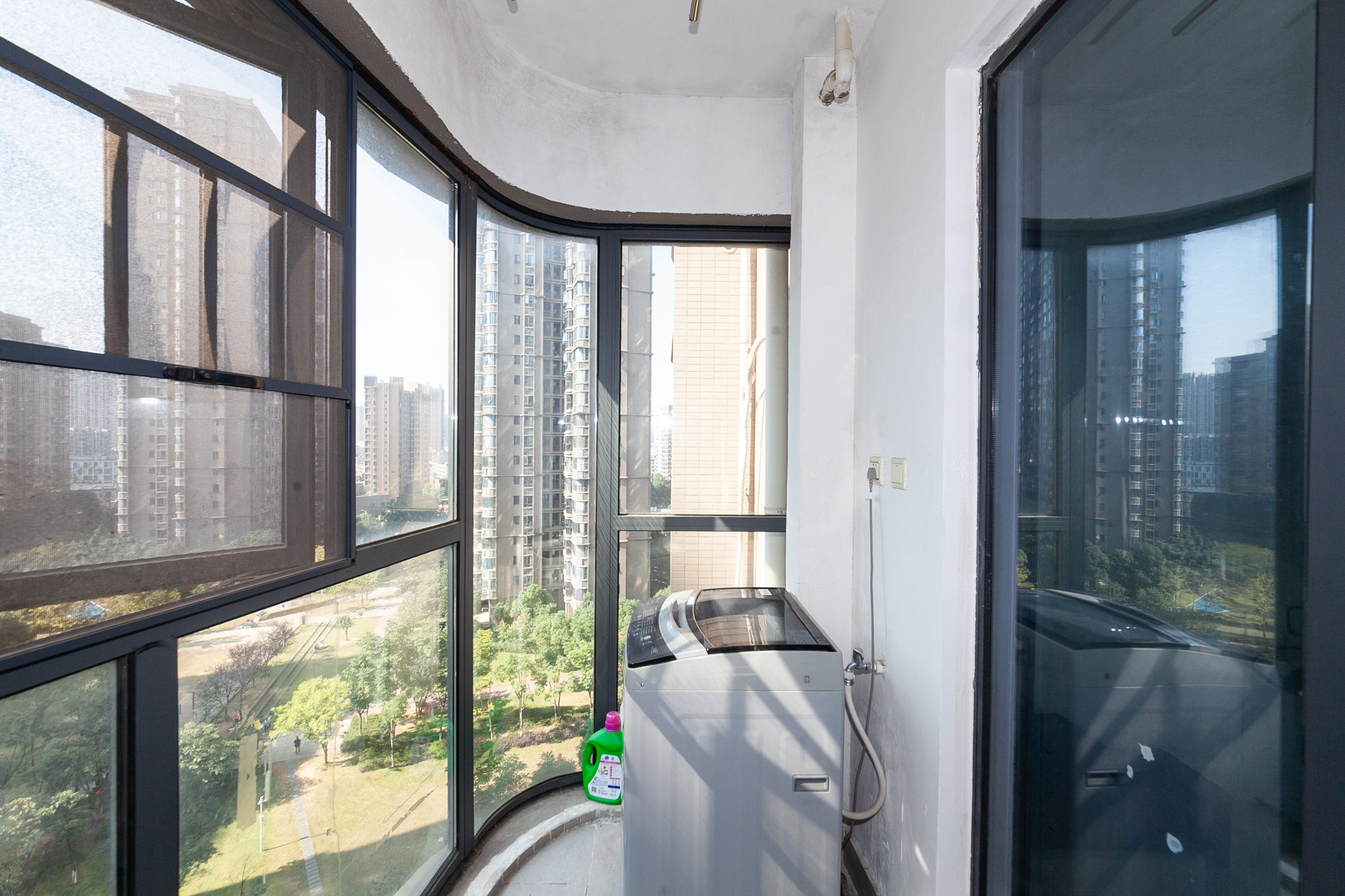 名家翡翠花园  3室2厅2卫    125.0万阳台