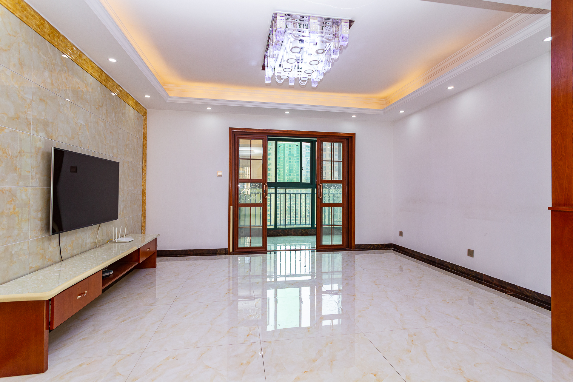 富基世纪公园 5室2厅2卫 98.8万 富基世纪公园 5室2厅2卫 98.8万客厅