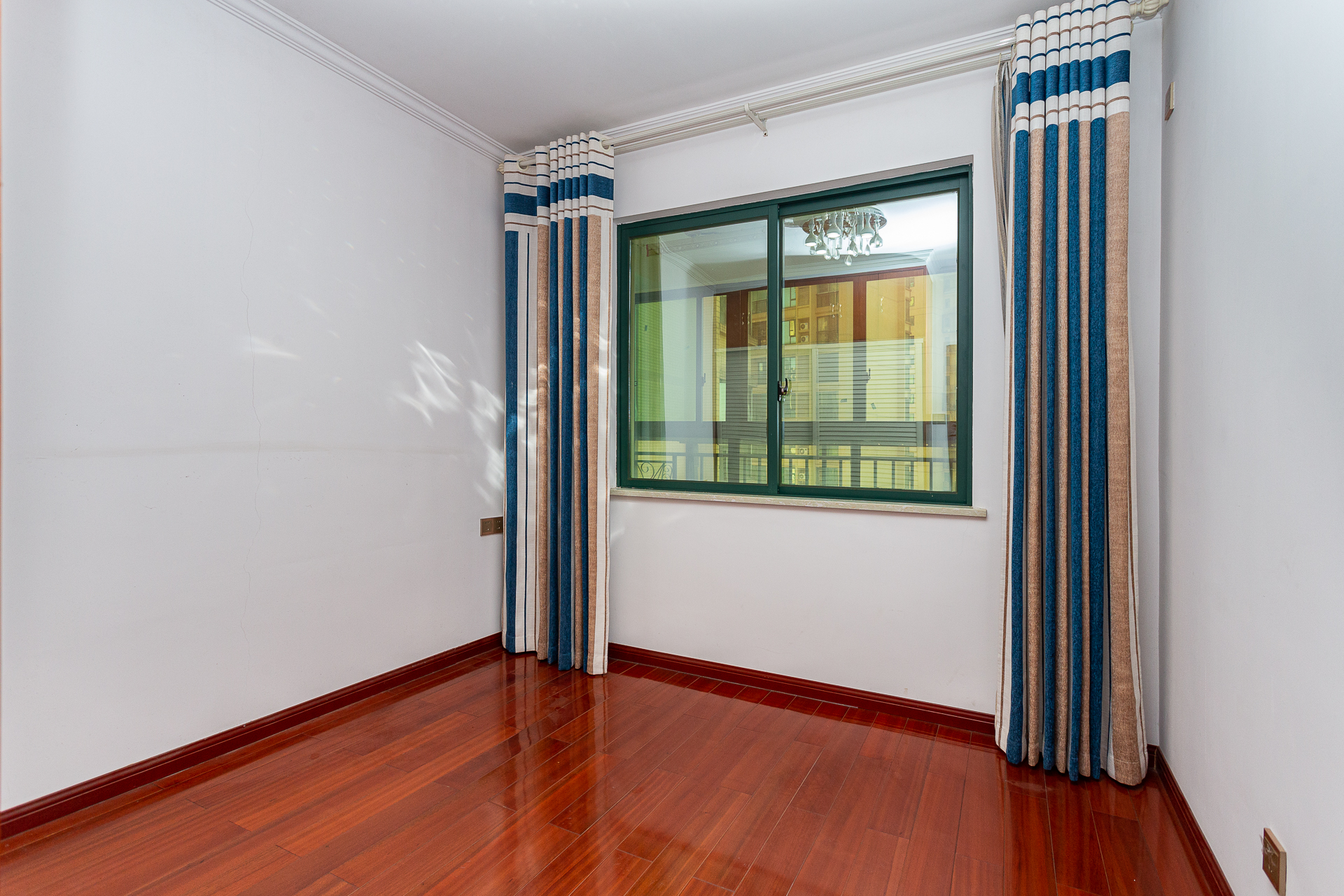 富基世纪公园 5室2厅2卫 98.8万 富基世纪公园 5室2厅2卫 98.8万卧室