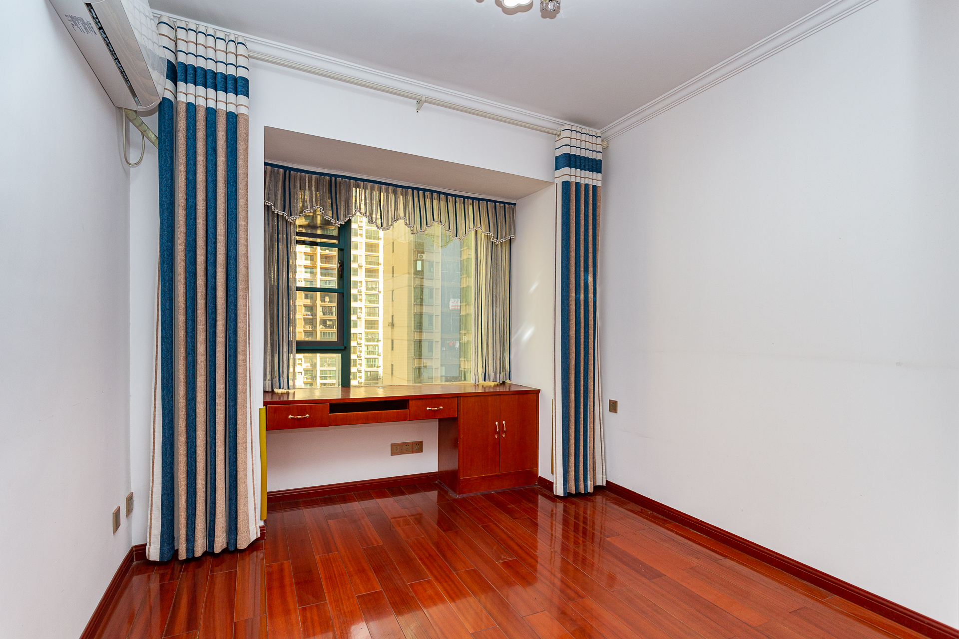 富基世纪公园 5室2厅2卫 98.8万 富基世纪公园 5室2厅2卫 98.8万卧室