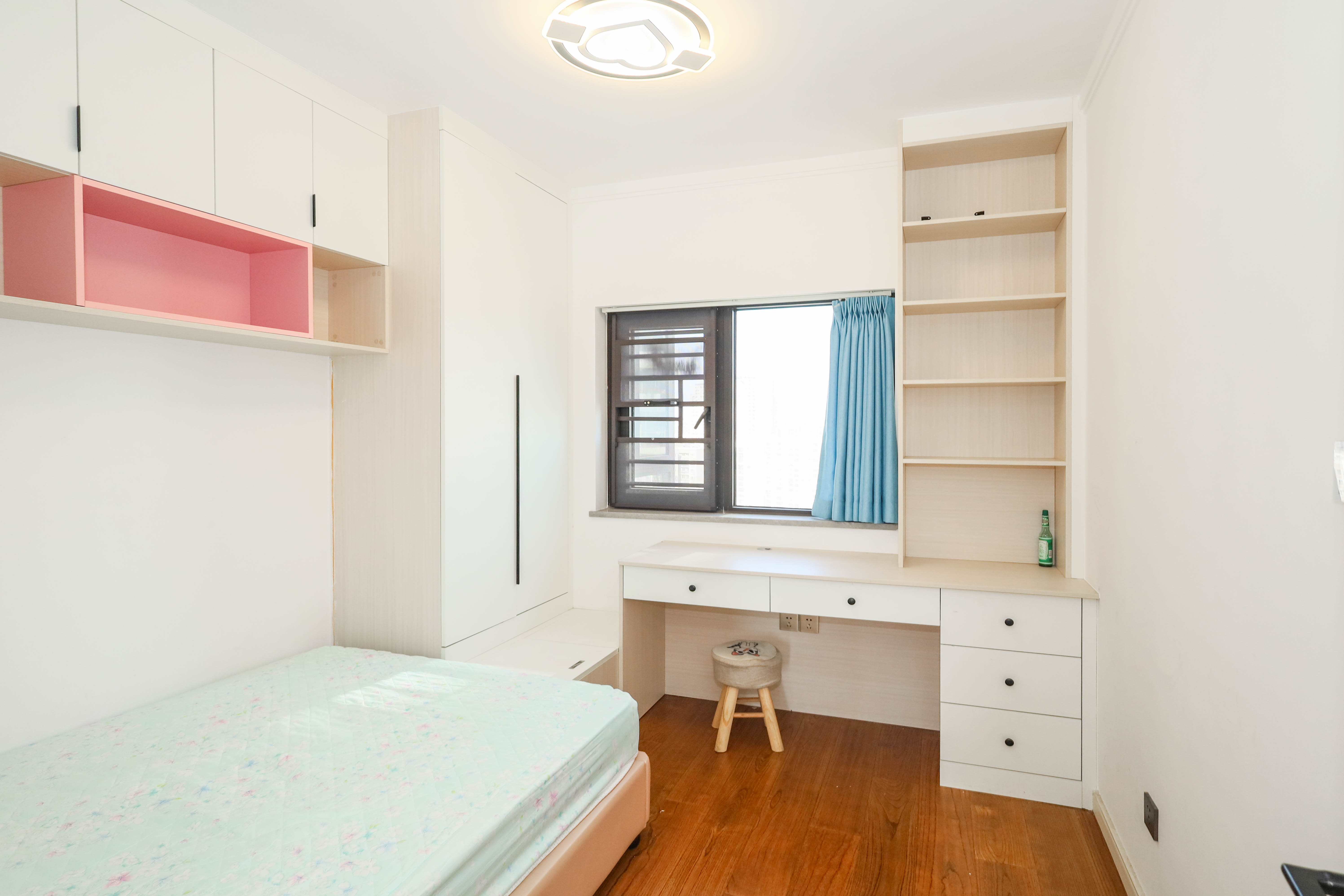 万科金色梦想C区  4室2厅2卫    206.0万卧室