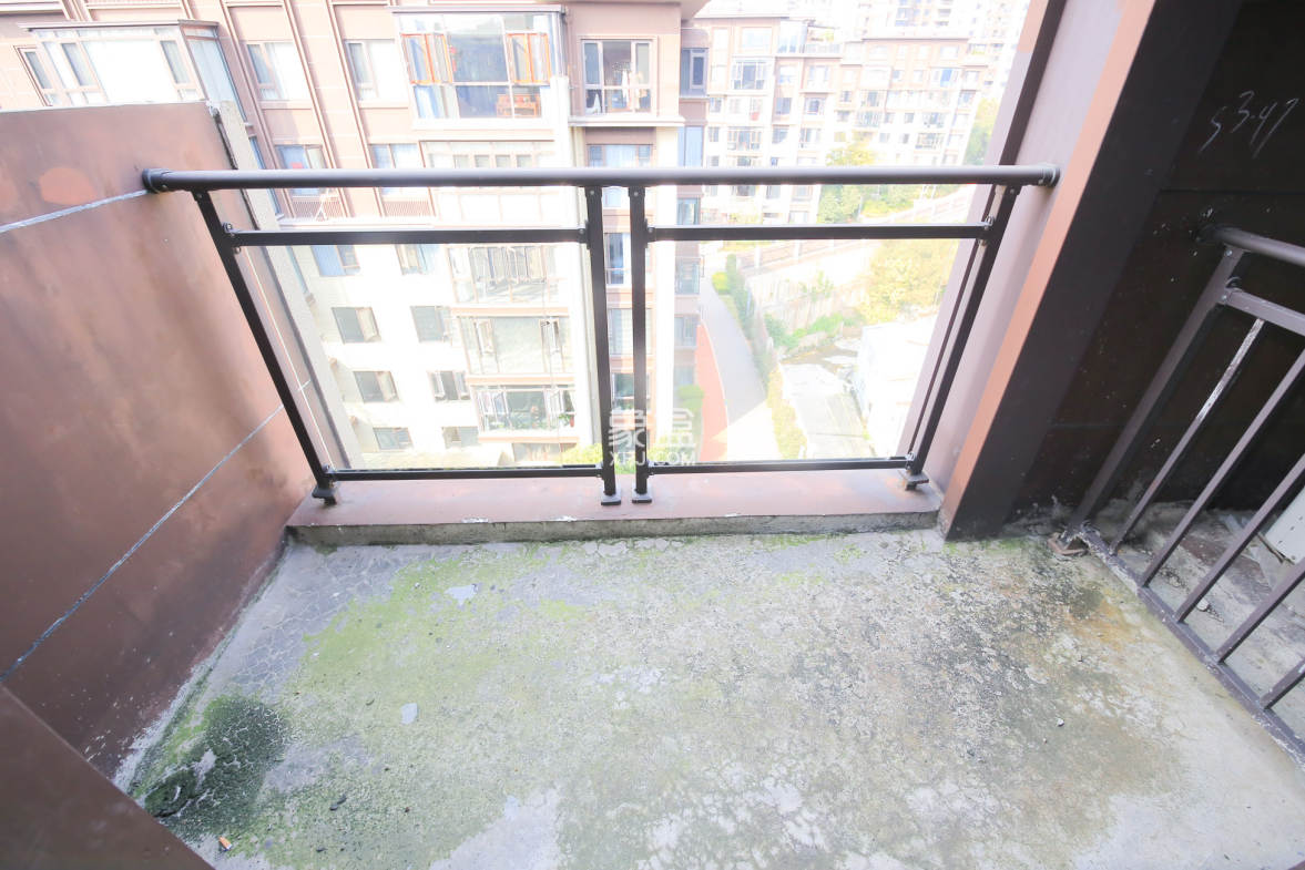 鑫苑木莲世家 4室2厅2卫 235.0万 鑫苑木莲世家 4室2厅2卫 235.0万阳台