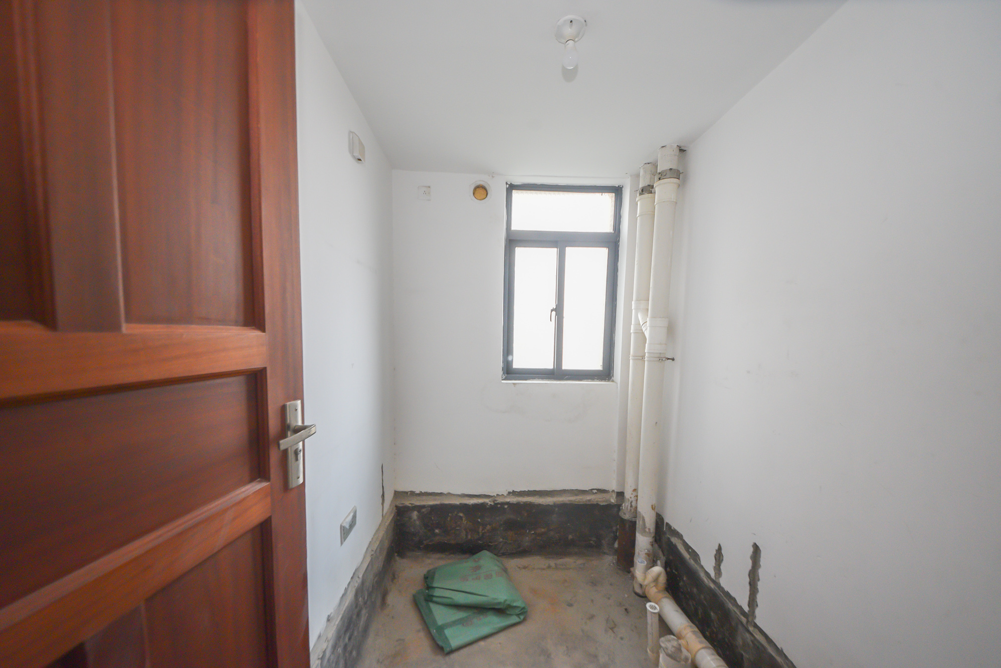 三万英尺  4室2厅2卫    220.0万卫生间