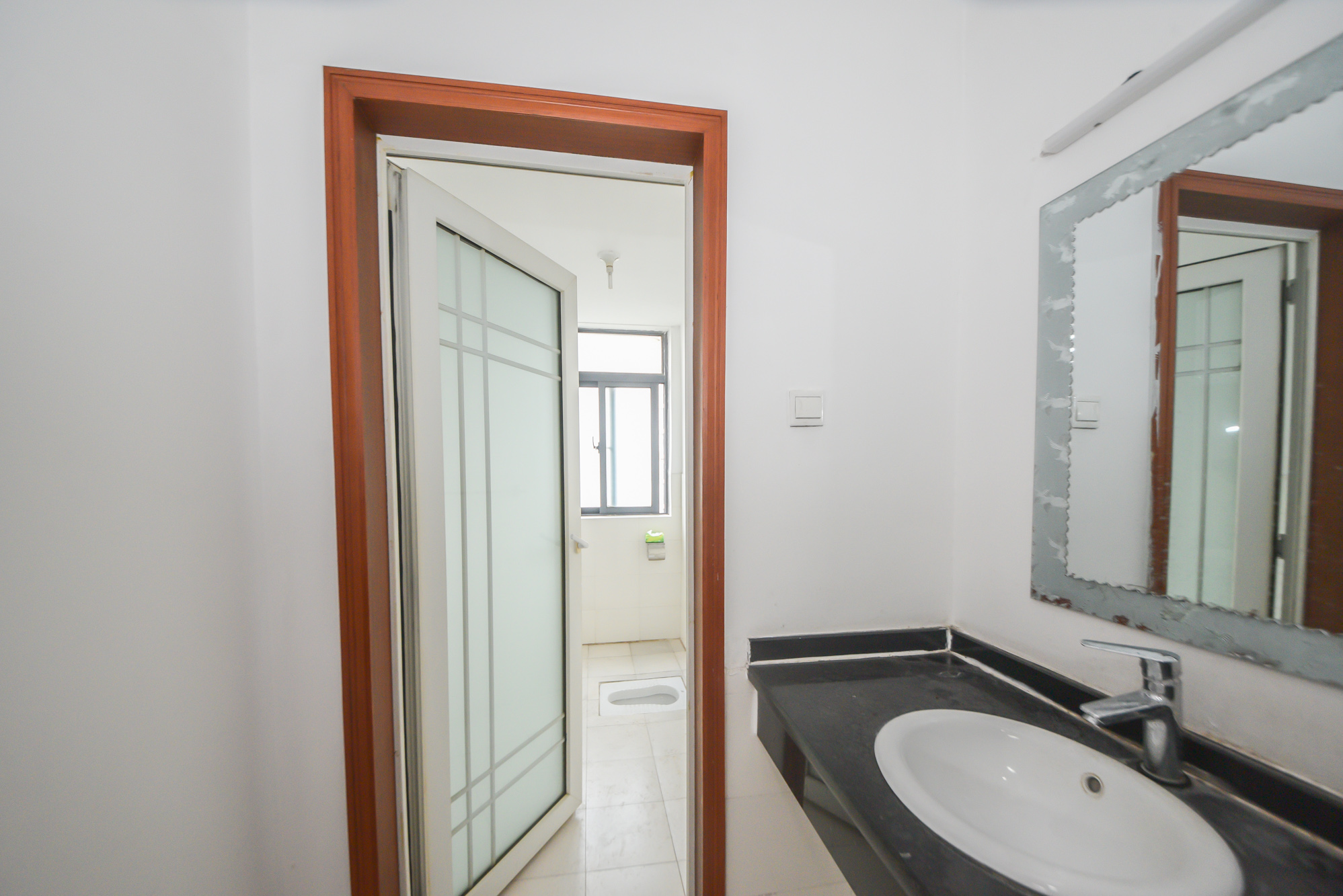 三万英尺  4室2厅2卫    220.0万卫生间