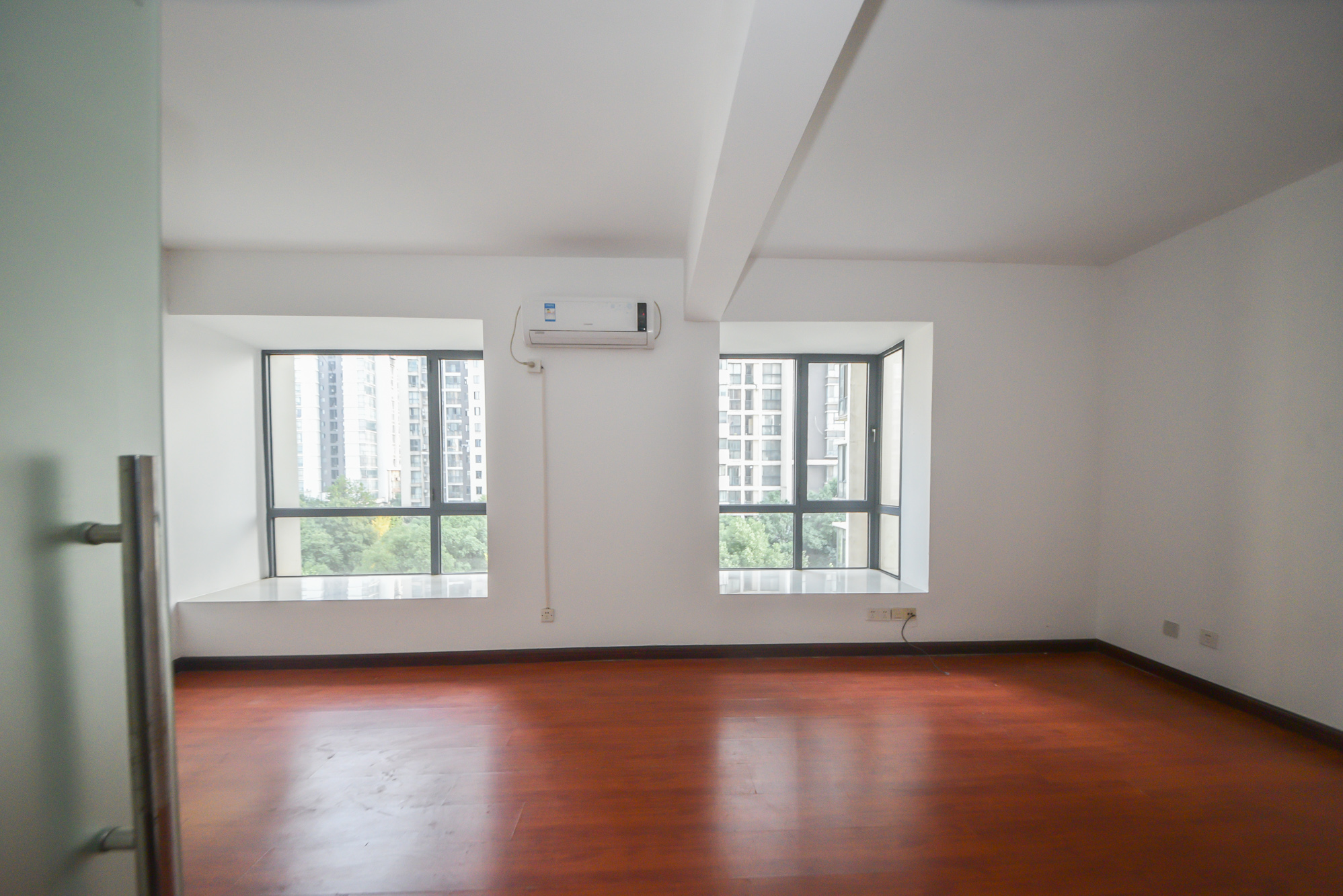 三万英尺  4室2厅2卫    220.0万卧室