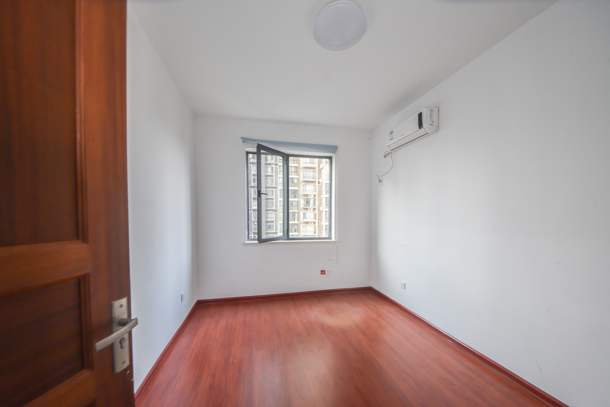 三万英尺  4室2厅2卫    220.0万卧室