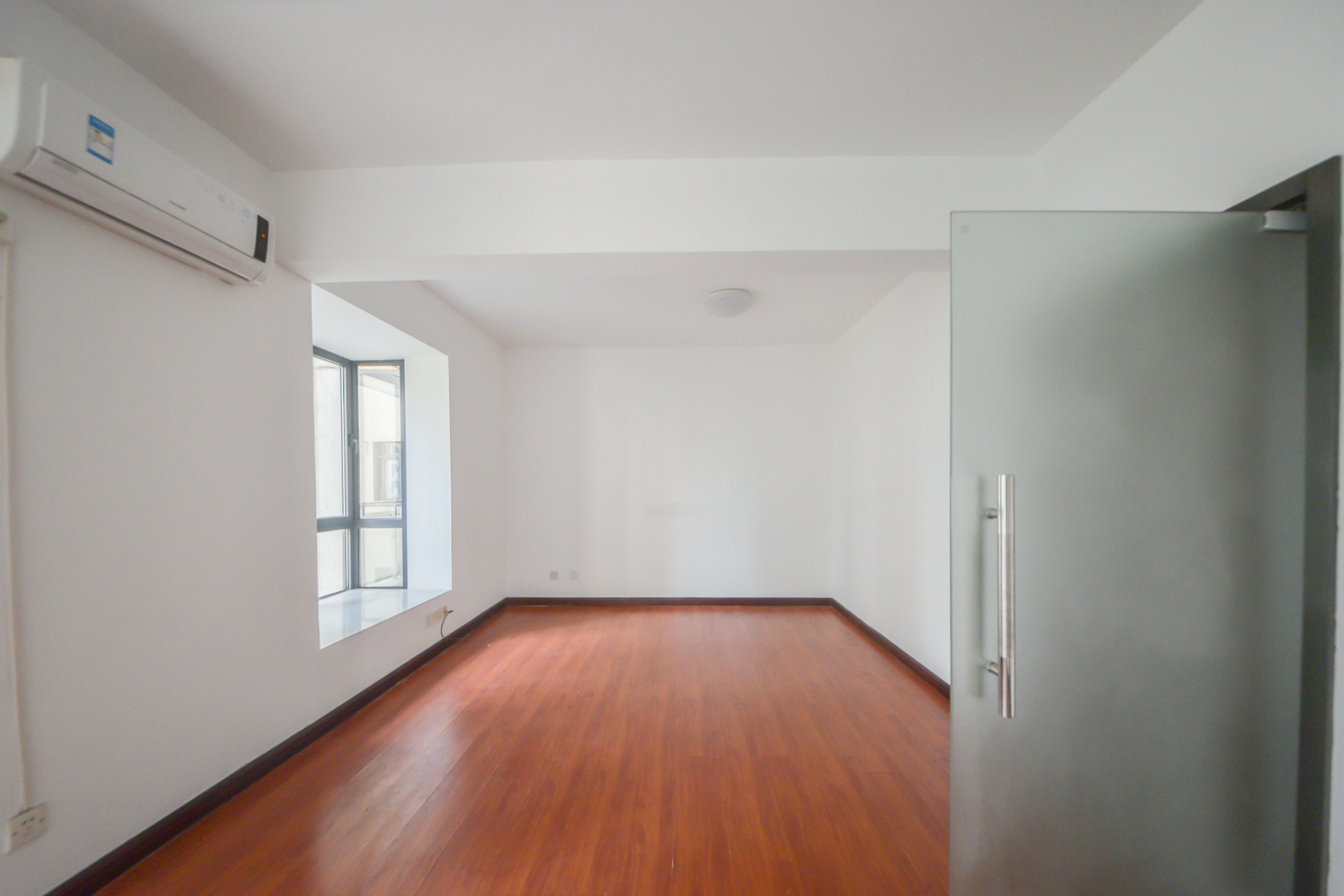 三万英尺  4室2厅2卫    220.0万卧室