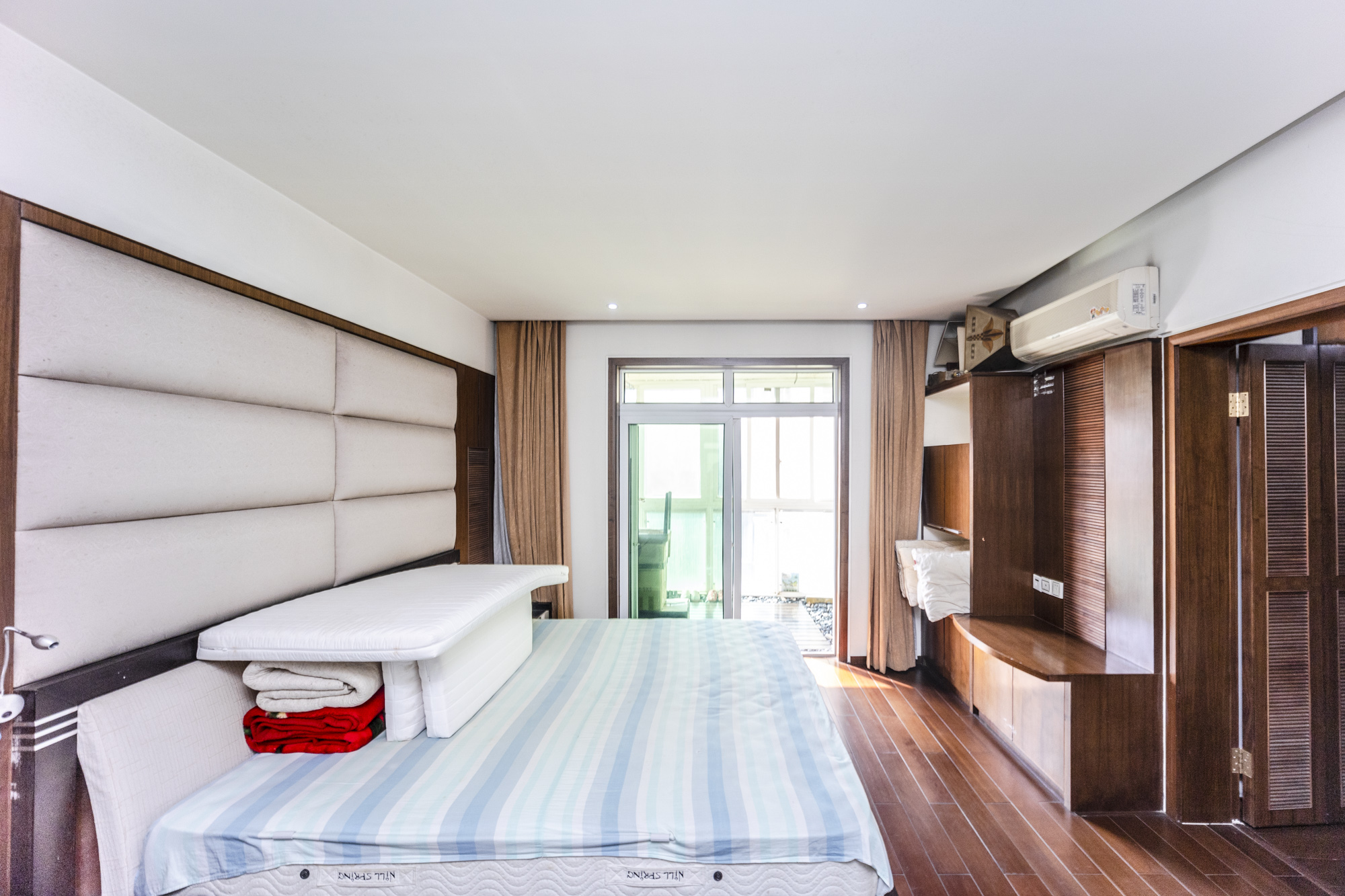 万事佳景园 4室2厅2卫 90.0万 万事佳景园 4室2厅2卫 90.0万卧室