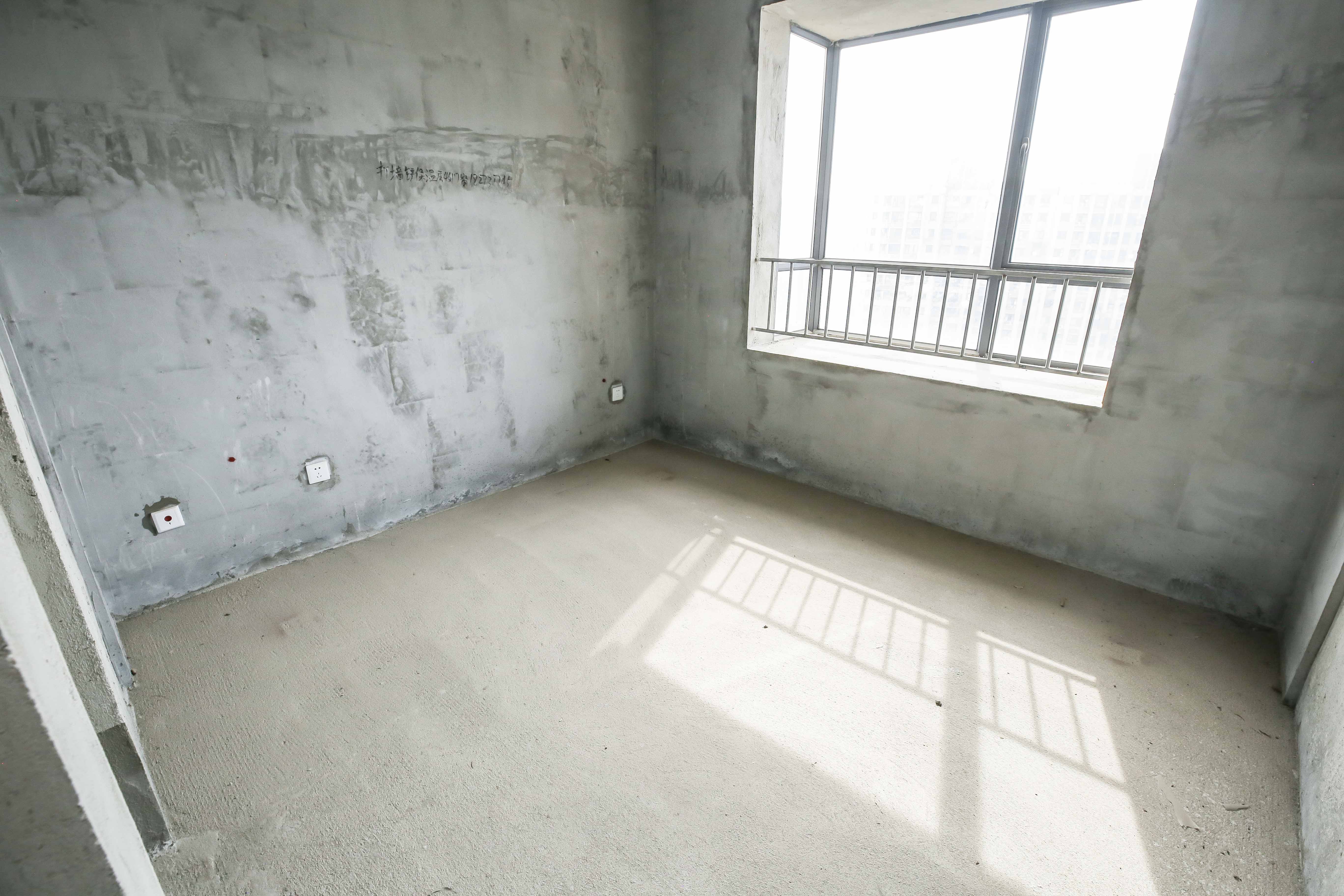 金鹰玖珑山  3室2厅2卫   77.80万卧室