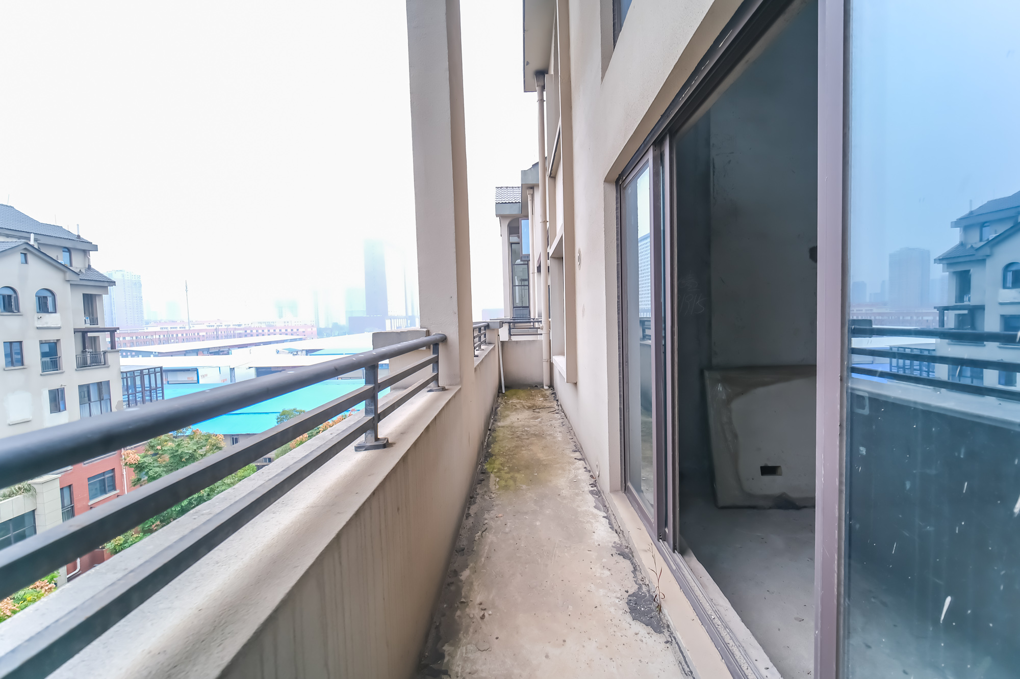 艾美潇湘  5室1厅2卫   119.80万阳台