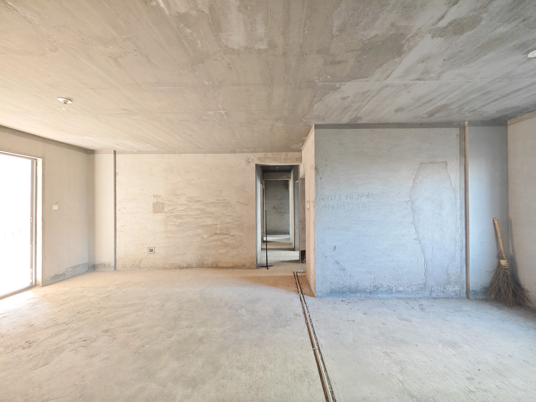 中建嘉和城  4室2厅2卫    132.0万客厅