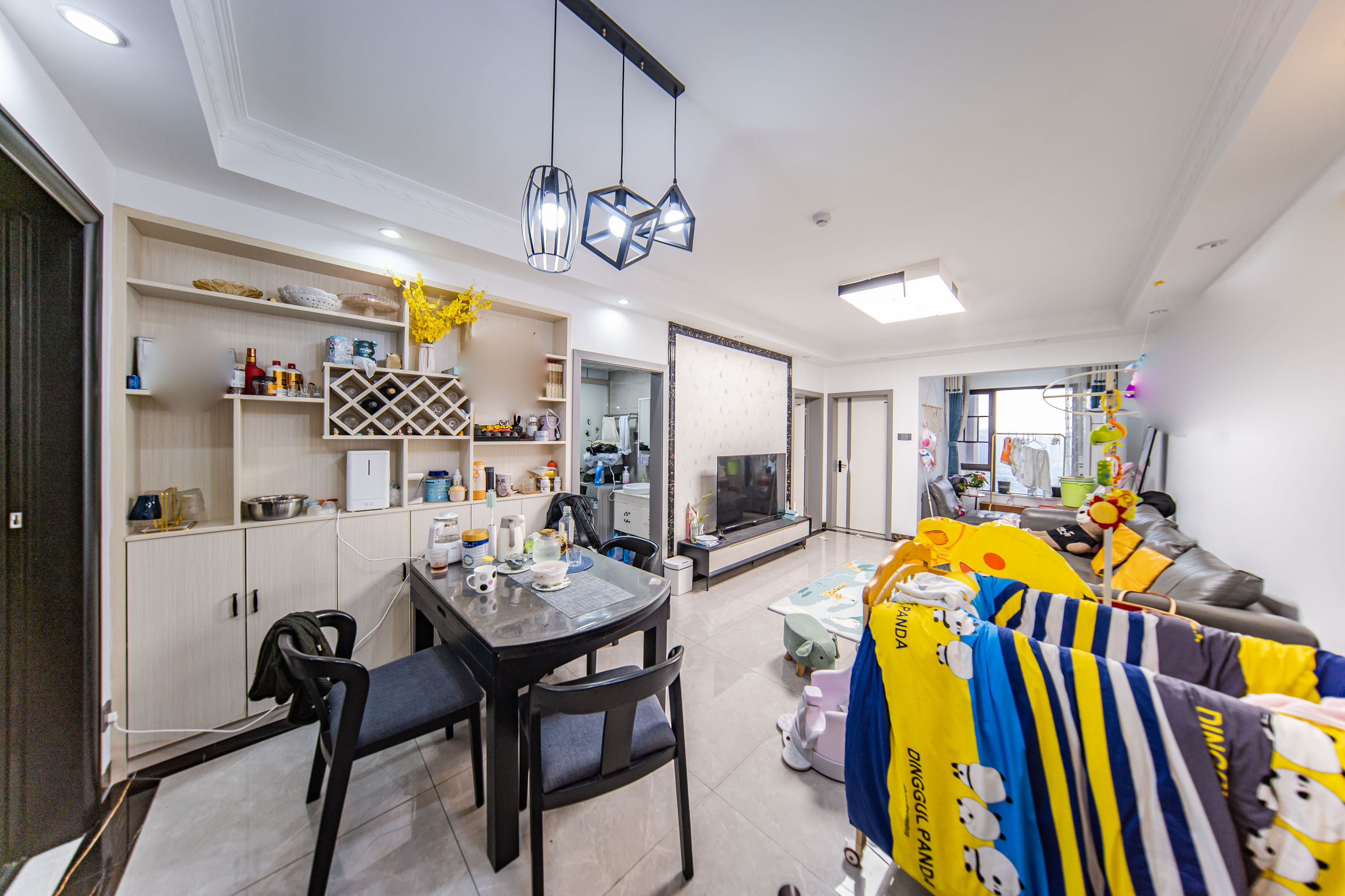 合能洋湖公馆  3室2厅2卫    102.0万客厅