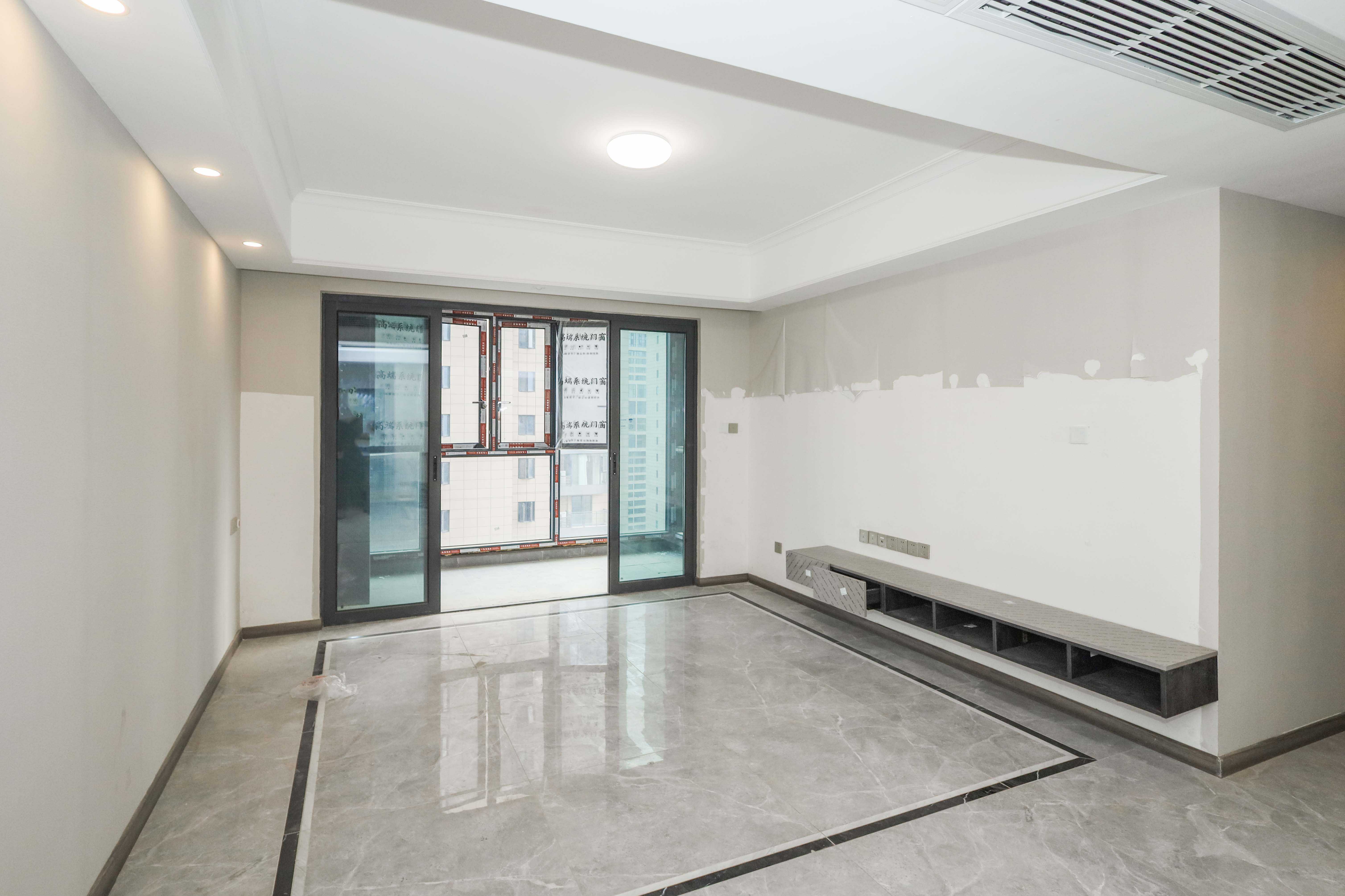 梦想新天地  3室2厅2卫    150.0万客厅