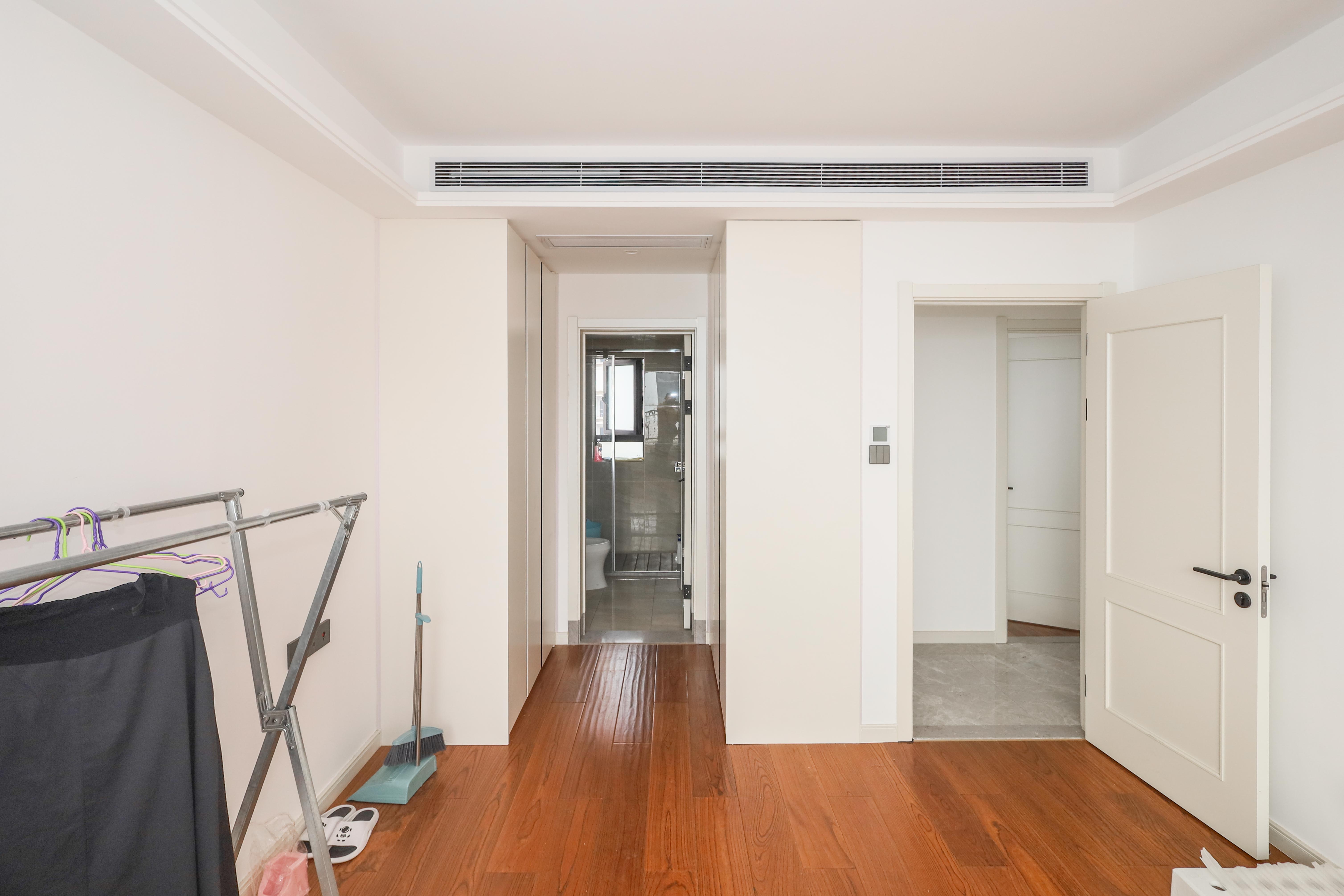 万科金色梦想C区  4室2厅2卫    200.0万卧室