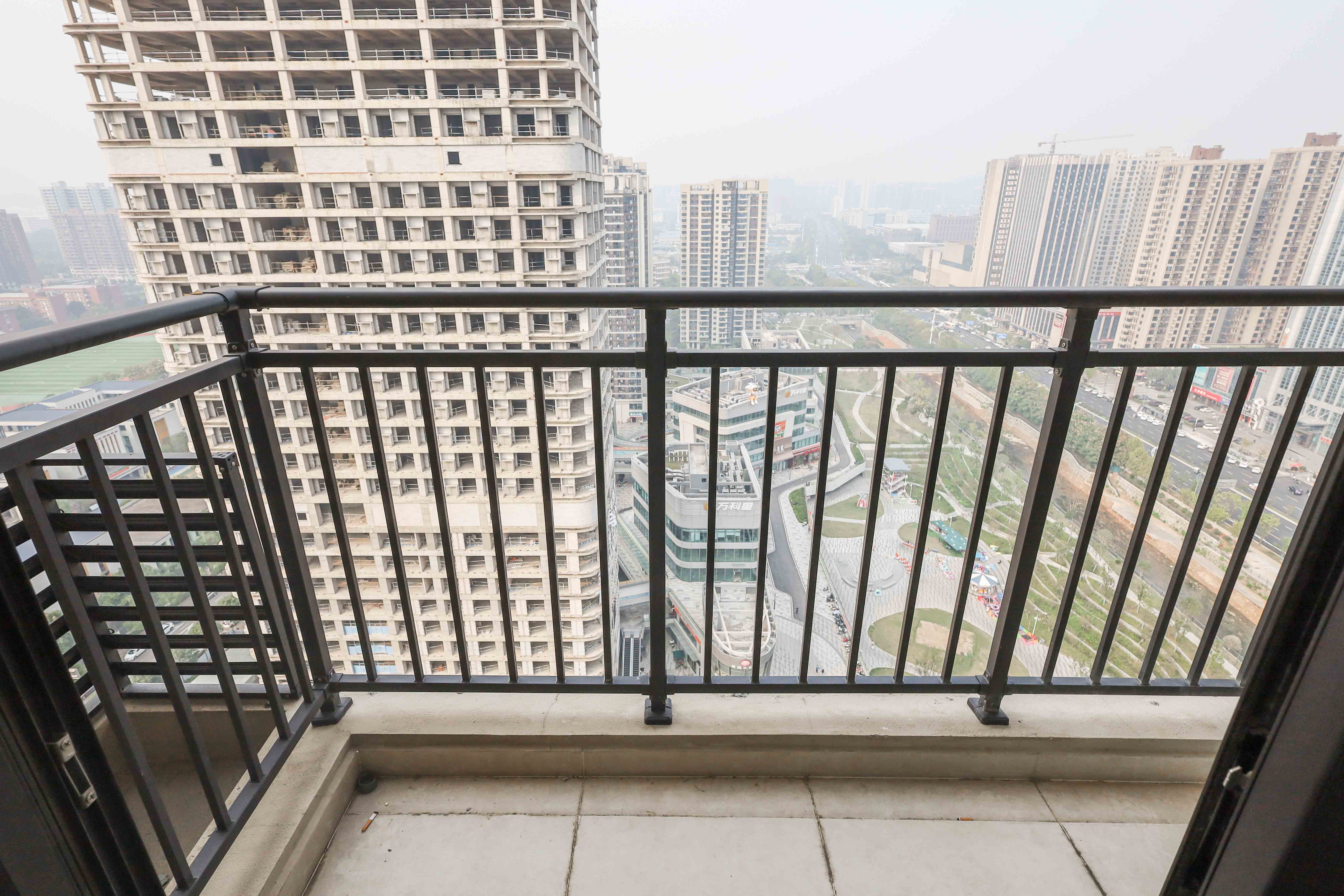 万科金色梦想C区  4室2厅2卫    200.0万阳台