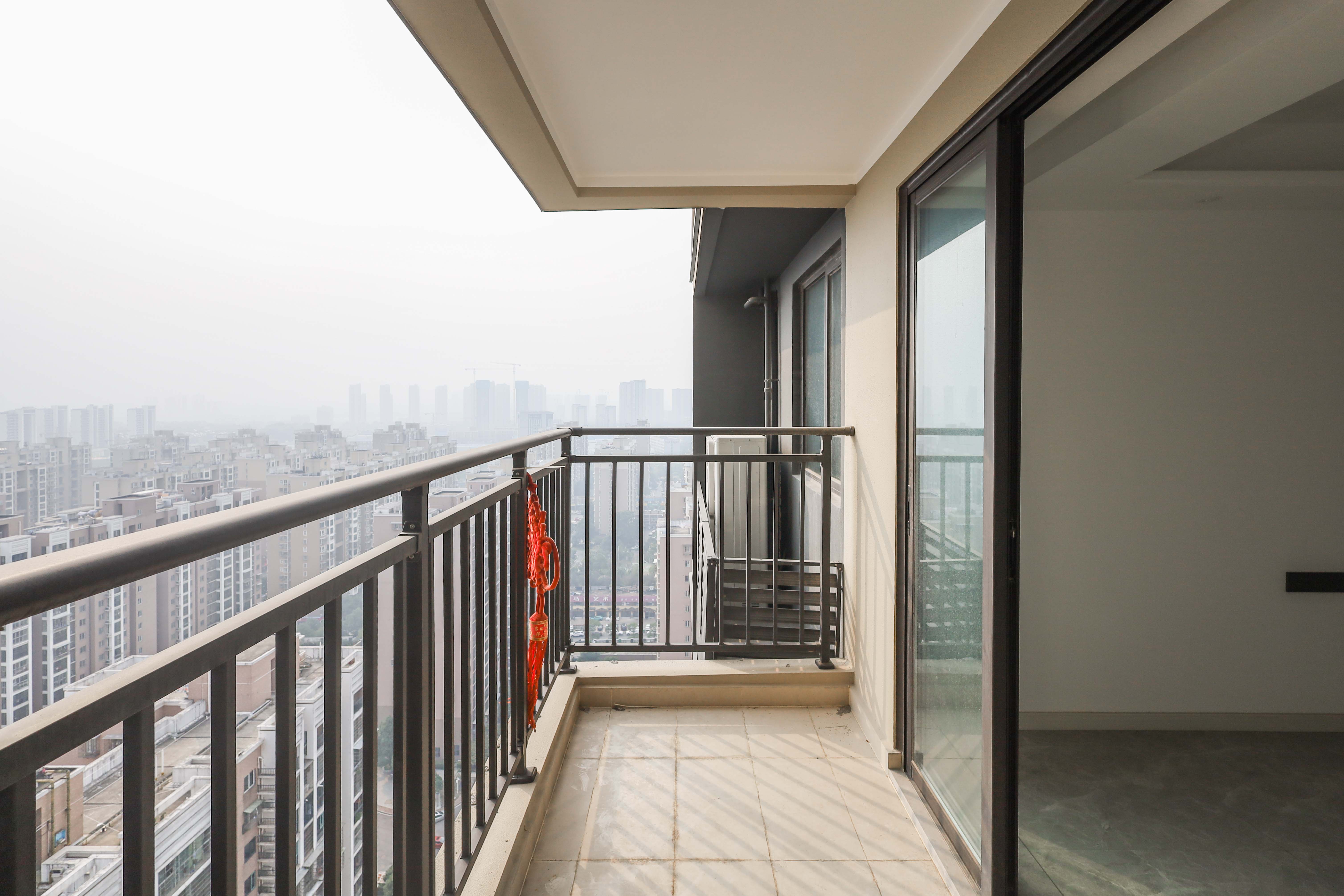 万科金色梦想C区  4室2厅2卫    200.0万阳台