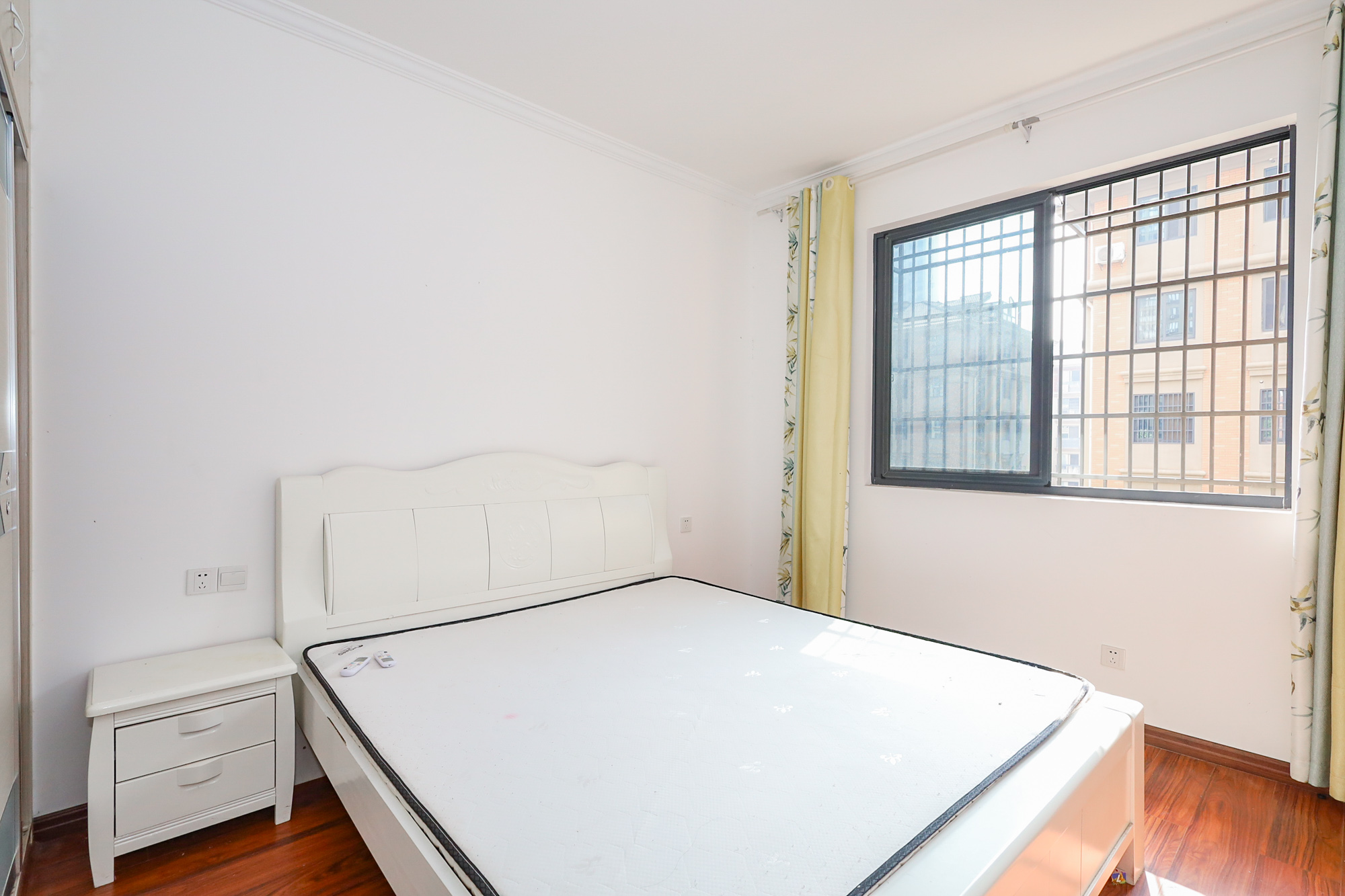 澳海澜庭 3室1厅1卫 76.00万 澳海澜庭 3室1厅1卫 76.00万卧室