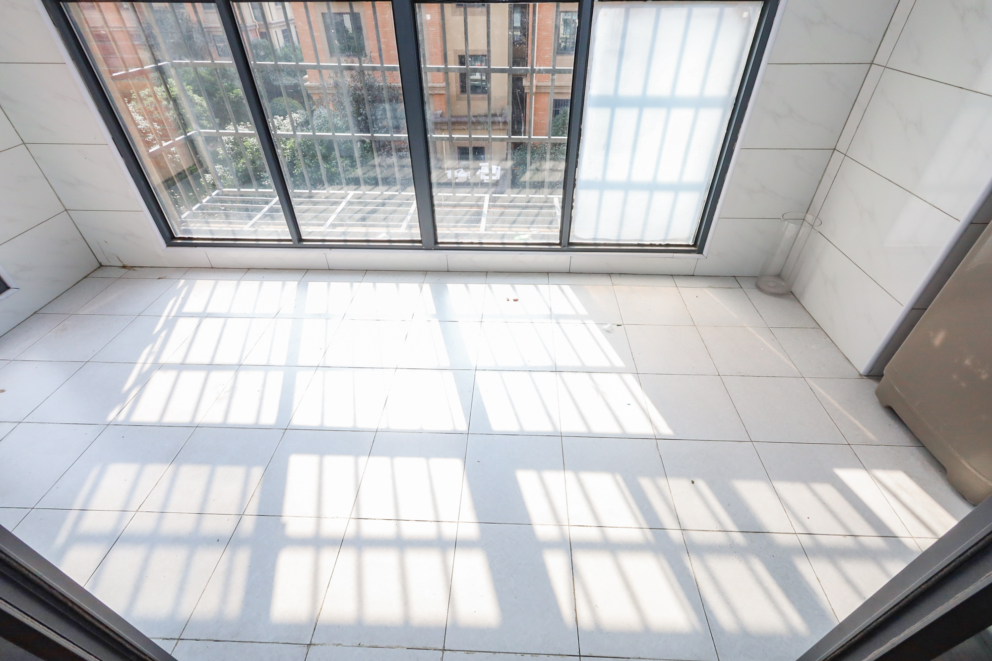 澳海澜庭 3室1厅1卫 76.00万 澳海澜庭 3室1厅1卫 76.00万阳台