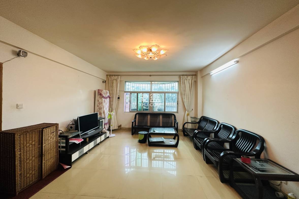 农垦机械厂宿舍  3室2厅1卫    138.0万 农垦机械厂宿舍  3室2厅1卫    138.0万客厅