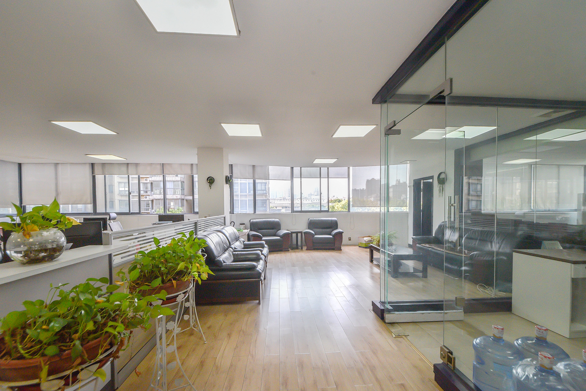 梓园花苑  9室2厅4卫    325.5万 梓园花苑  9室2厅4卫    325.5万客厅