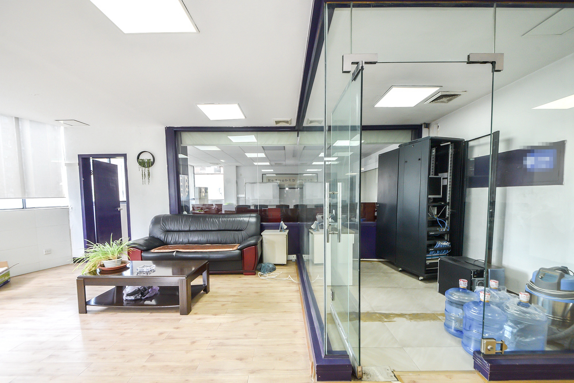 梓园花苑  9室2厅4卫    325.5万 梓园花苑  9室2厅4卫    325.5万客厅