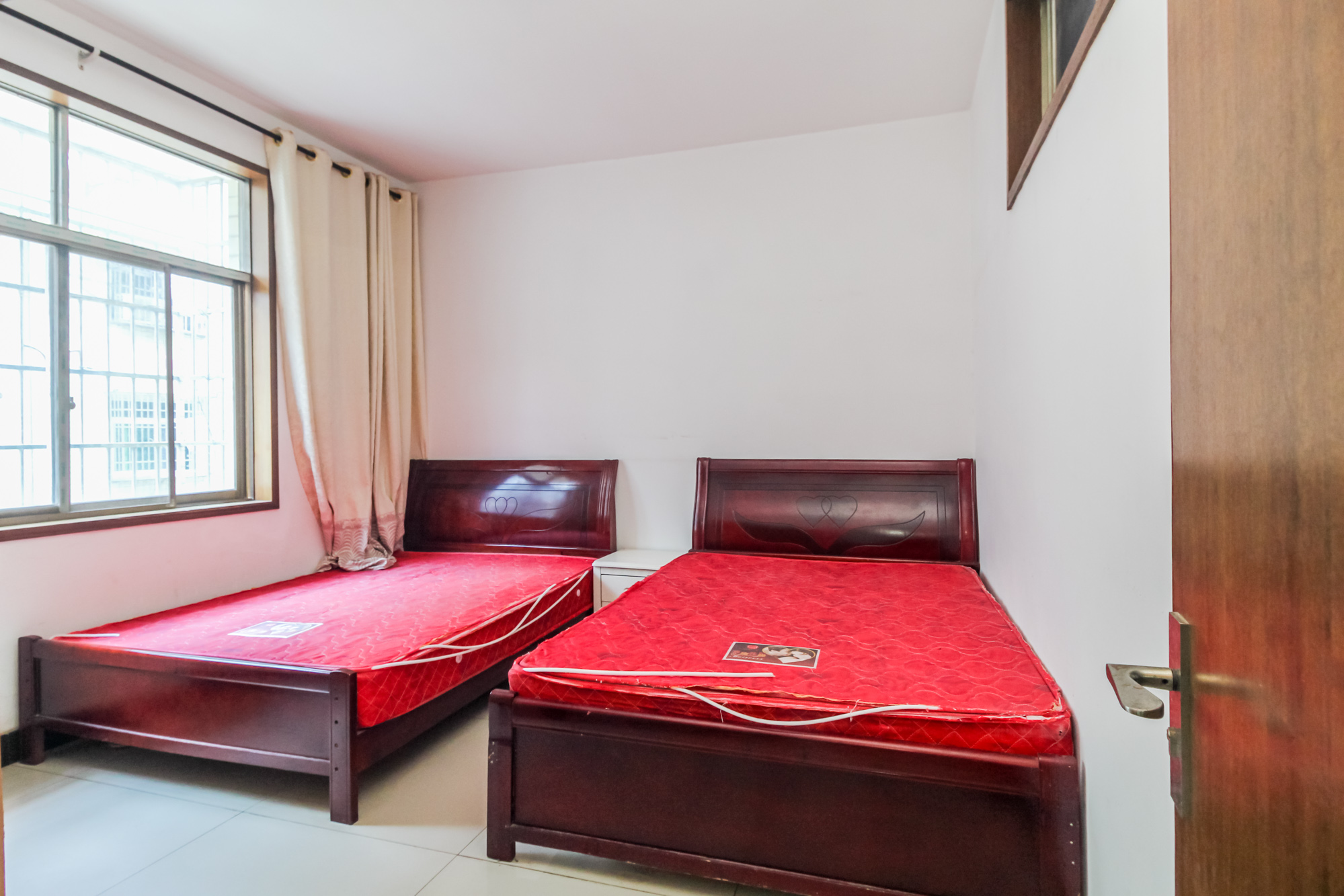 泉塘小区  4室2厅2卫    340.0万 泉塘小区  4室2厅2卫    340.0万卧室