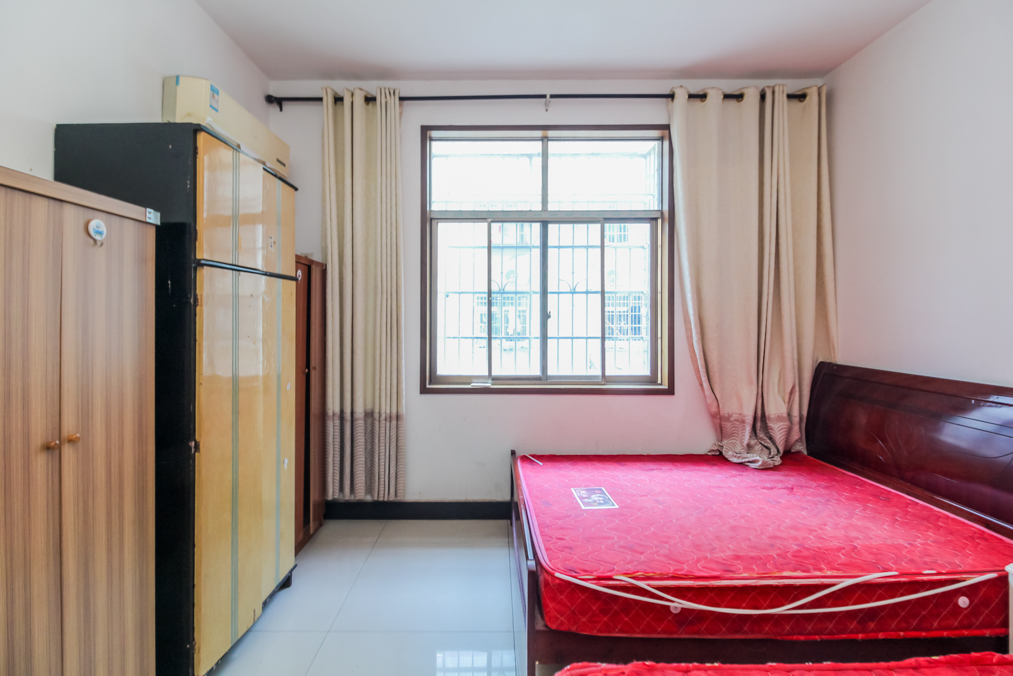 泉塘小区  4室2厅2卫    340.0万 泉塘小区  4室2厅2卫    340.0万卧室