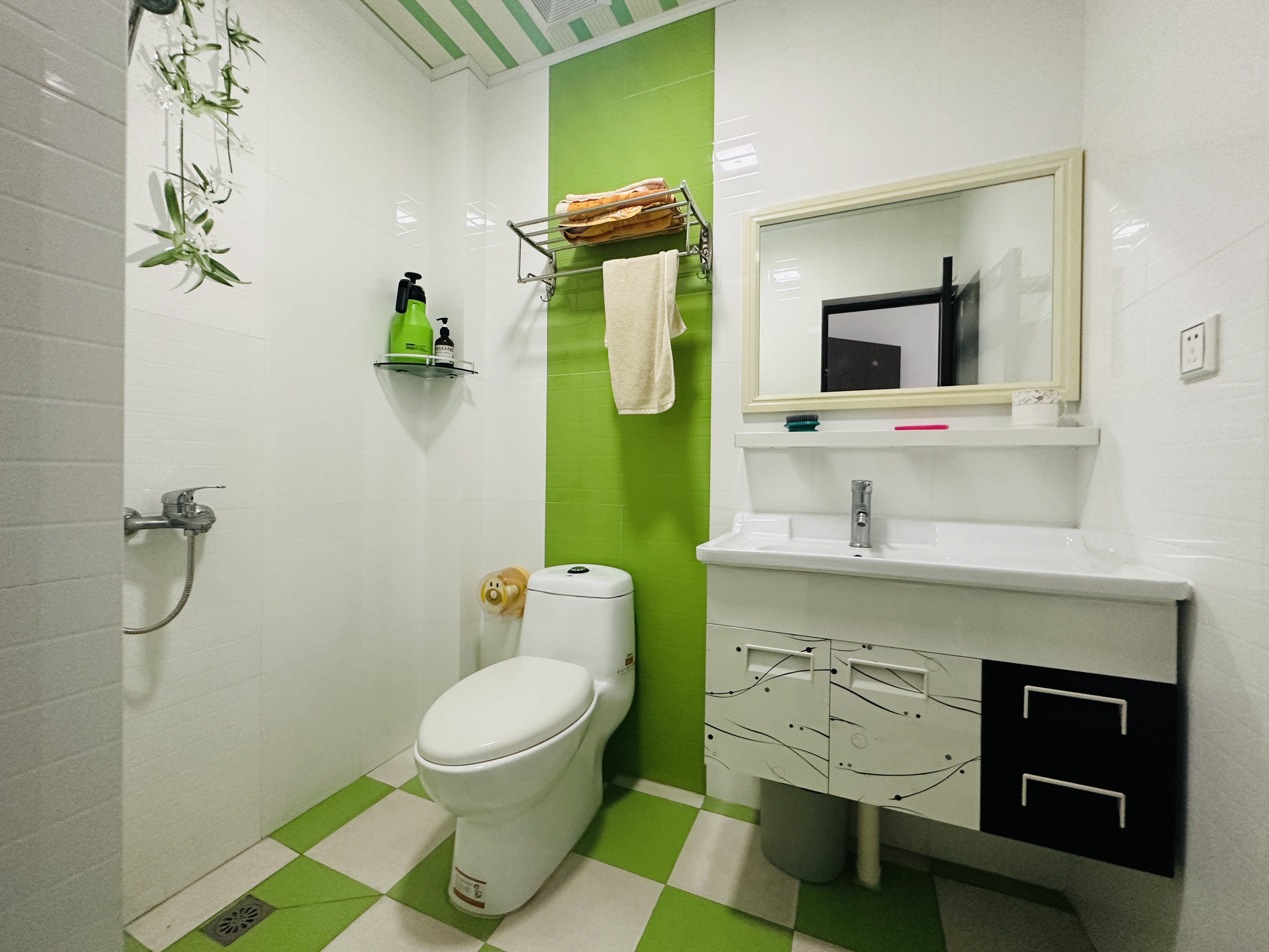 铭盛檀香洲  3室2厅2卫    136.0万 铭盛檀香洲  3室2厅2卫    136.0万卫生间