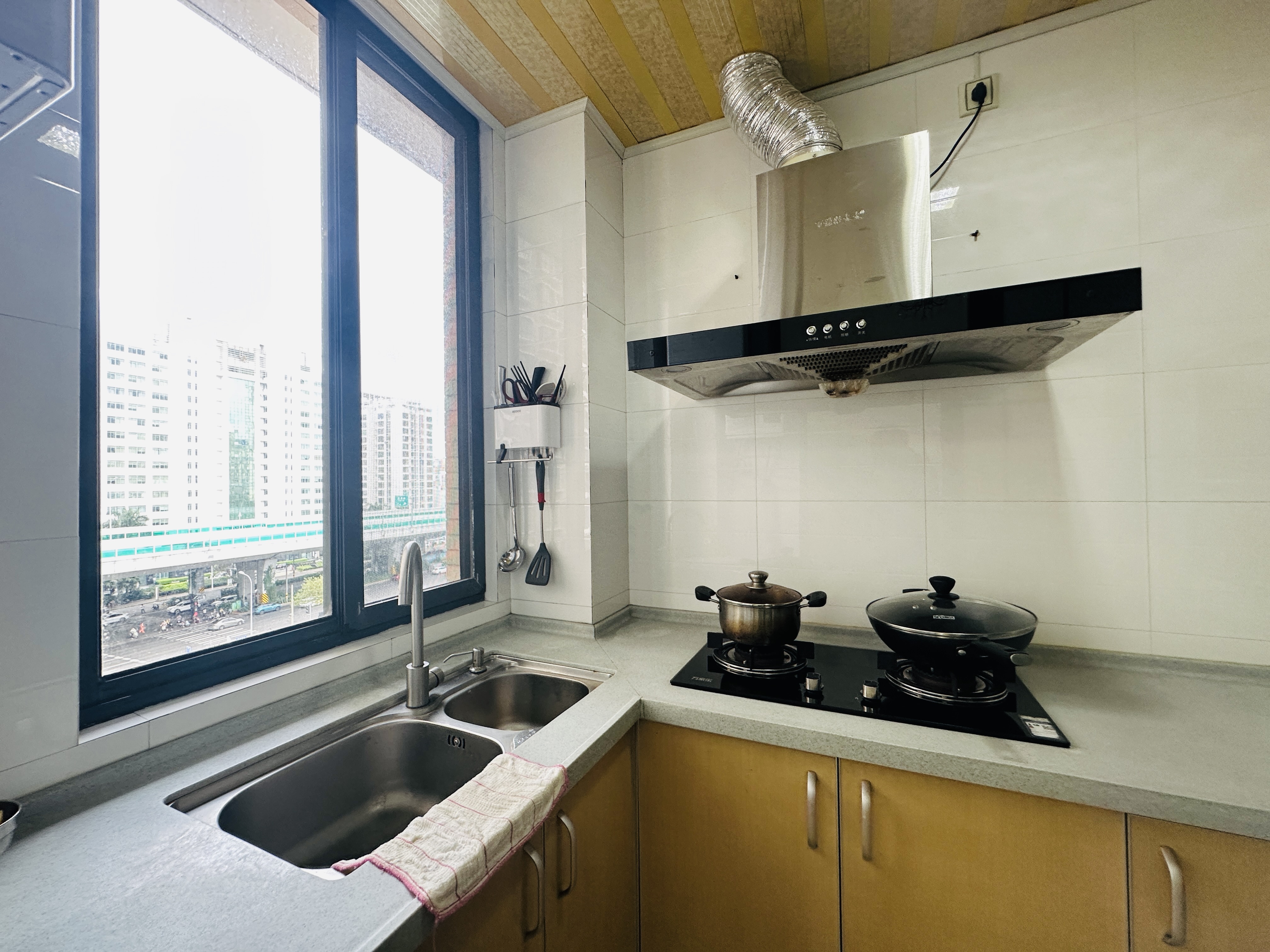 铭盛檀香洲  3室2厅2卫    136.0万 铭盛檀香洲  3室2厅2卫    136.0万厨房