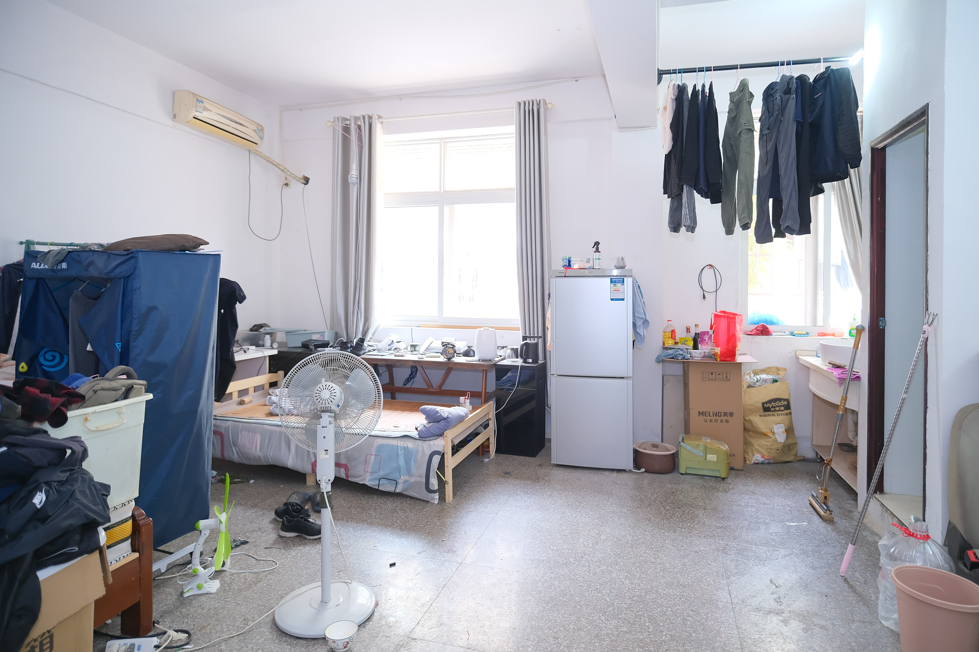 金鹰机电大市场 1室1厅1卫 19.8万 金鹰机电大市场 1室1厅1卫 19.8万卧室