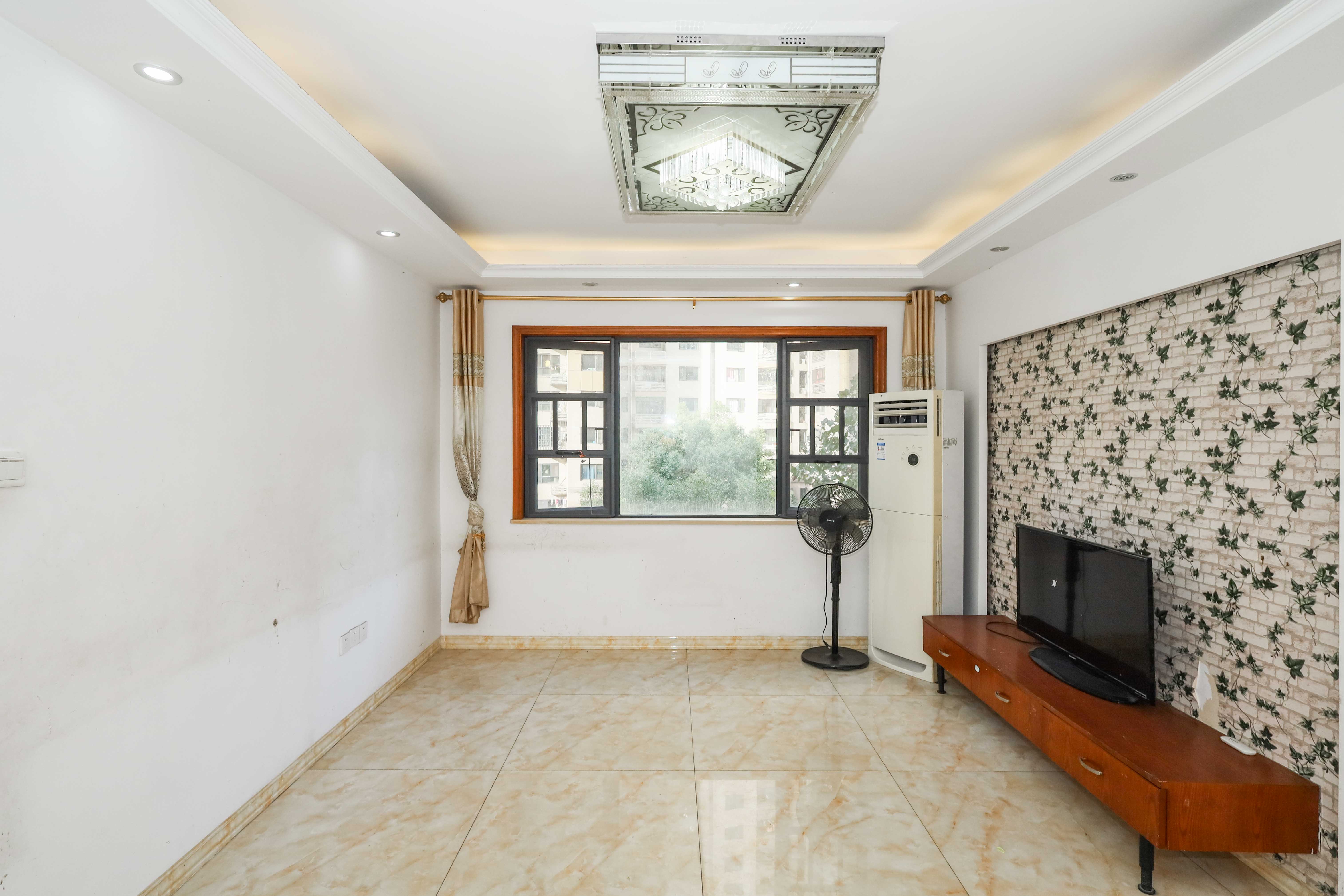 好莱城(弘德西街)  3室2厅1卫    79.0万 好莱城(弘德西街)  3室2厅1卫    79.0万客厅