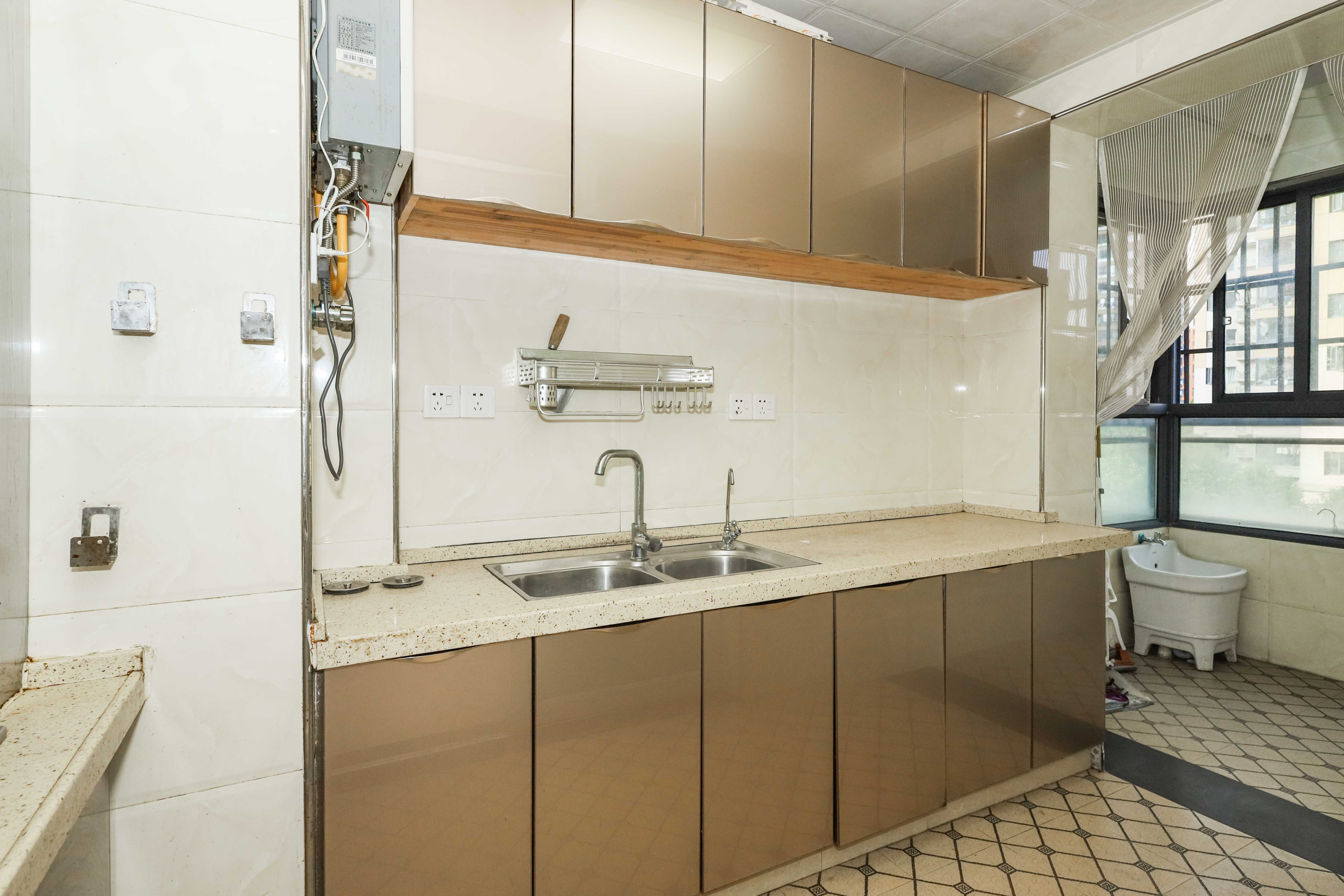 好莱城(弘德西街)  3室2厅1卫    79.0万 好莱城(弘德西街)  3室2厅1卫    79.0万厨房