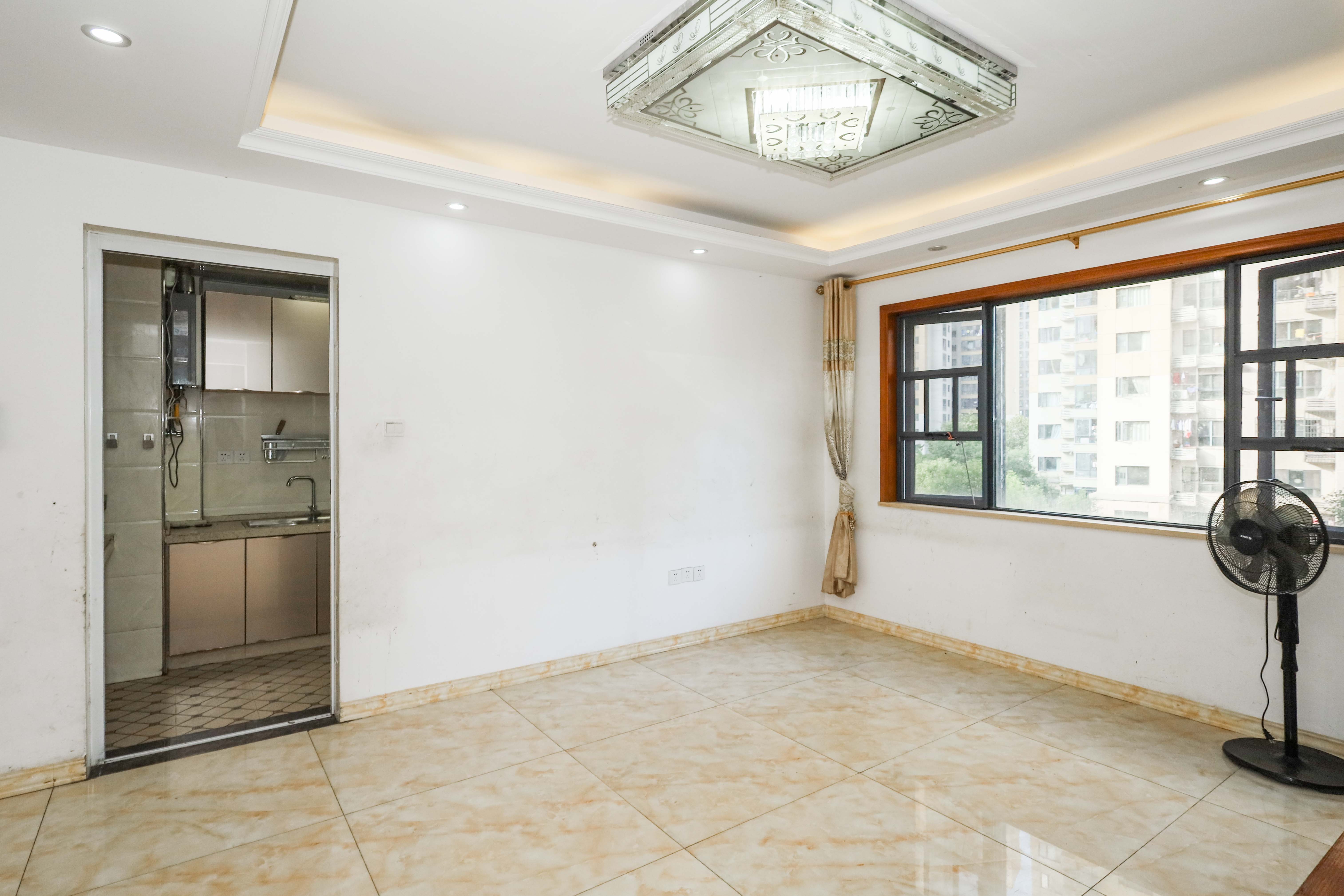 好莱城(弘德西街)  3室2厅1卫    79.0万 好莱城(弘德西街)  3室2厅1卫    79.0万客厅