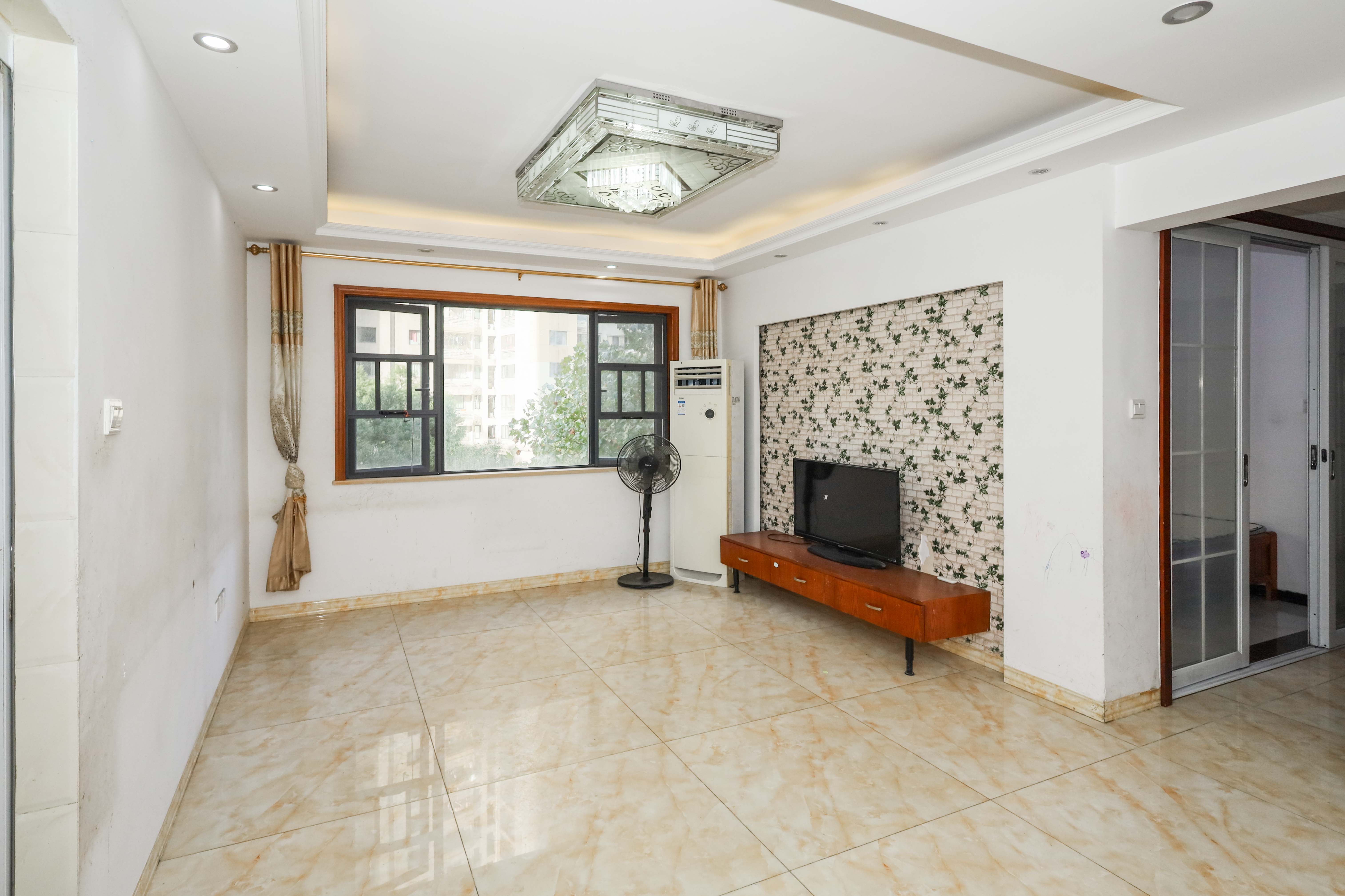 好莱城(弘德西街)  3室2厅1卫    79.0万 好莱城(弘德西街)  3室2厅1卫    79.0万客厅