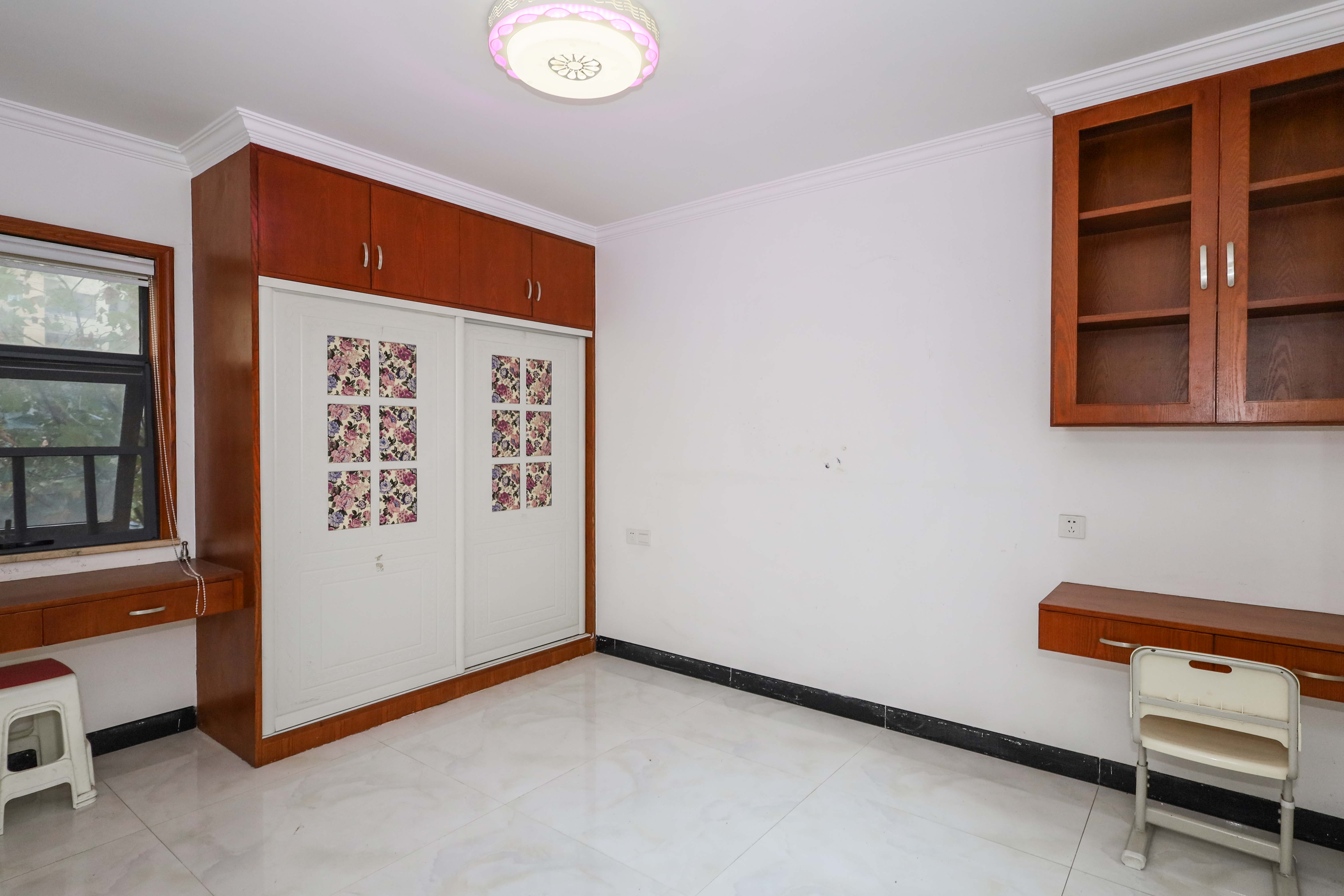 好莱城(弘德西街)  3室2厅1卫    79.0万 好莱城(弘德西街)  3室2厅1卫    79.0万卧室