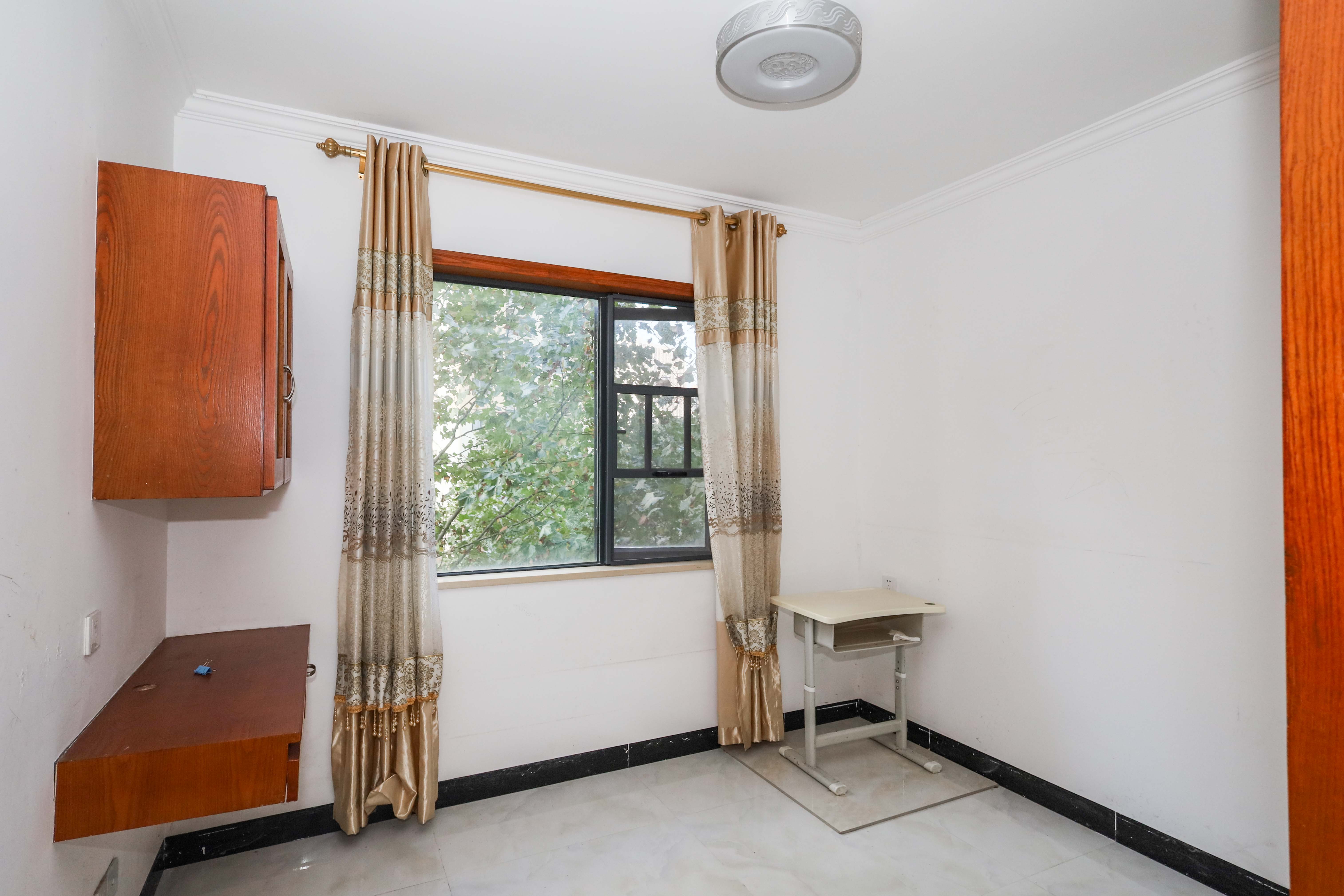 好莱城(弘德西街)  3室2厅1卫    79.0万 好莱城(弘德西街)  3室2厅1卫    79.0万卧室