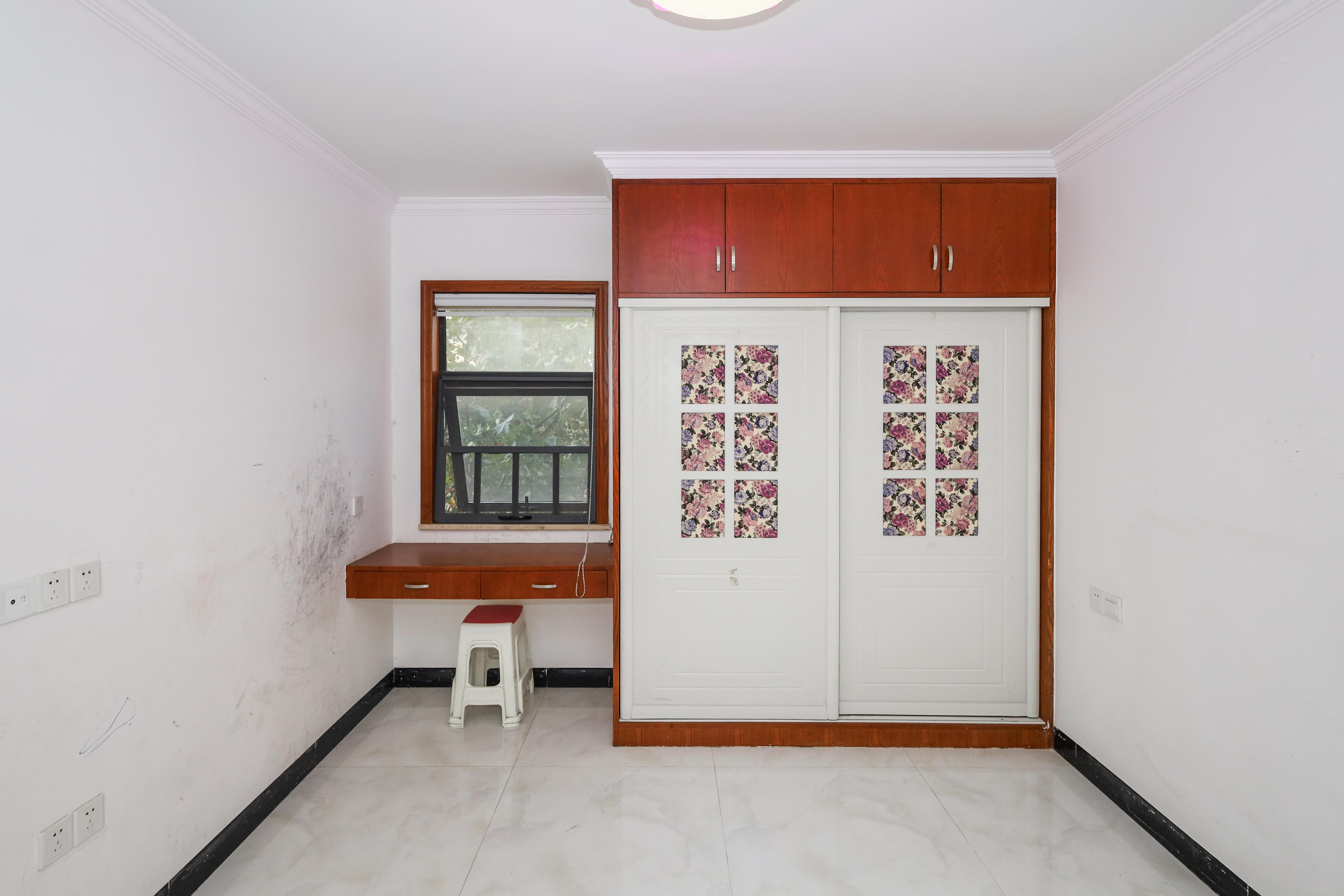 好莱城(弘德西街)  3室2厅1卫    79.0万 好莱城(弘德西街)  3室2厅1卫    79.0万卧室