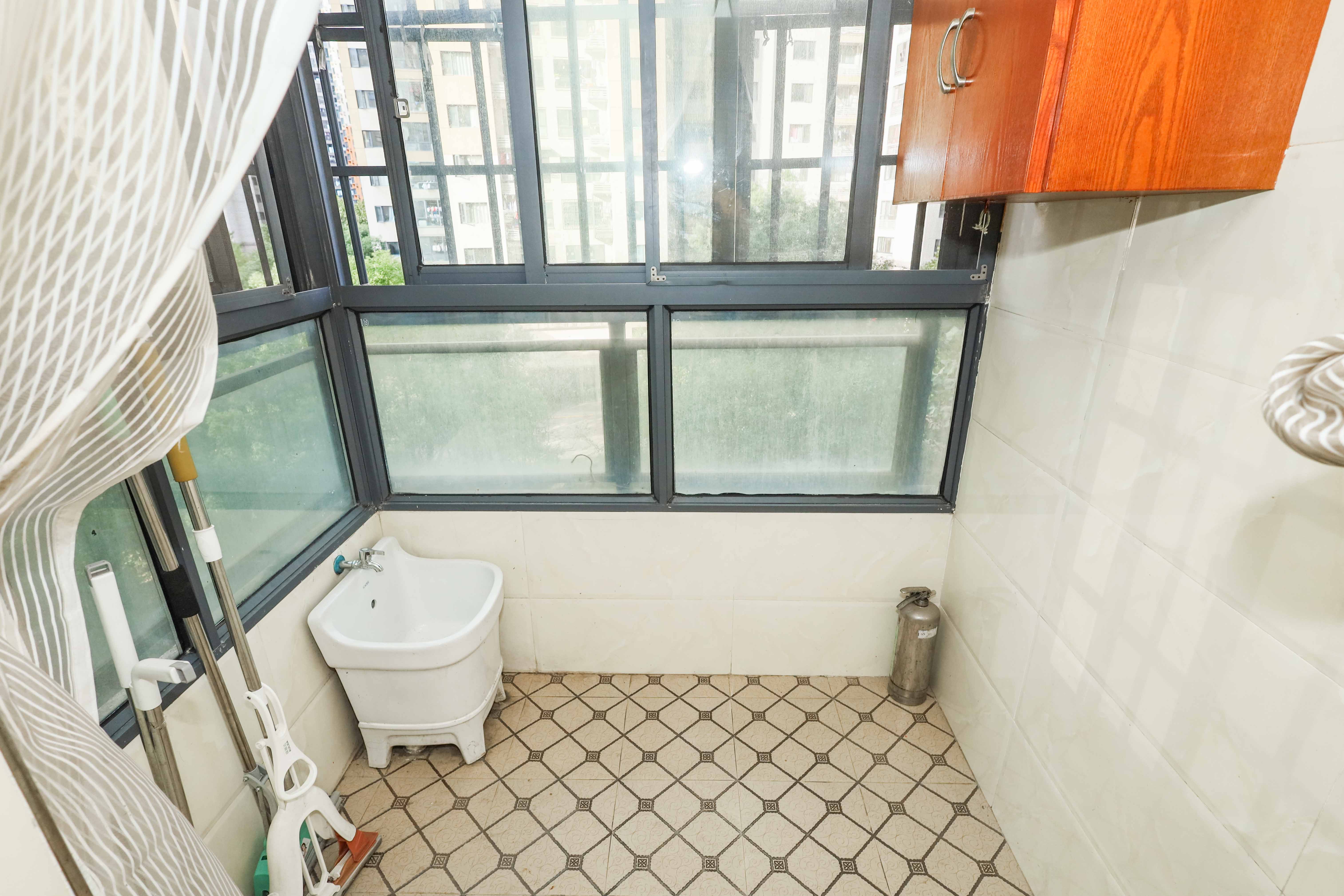 好莱城(弘德西街)  3室2厅1卫    79.0万 好莱城(弘德西街)  3室2厅1卫    79.0万阳台