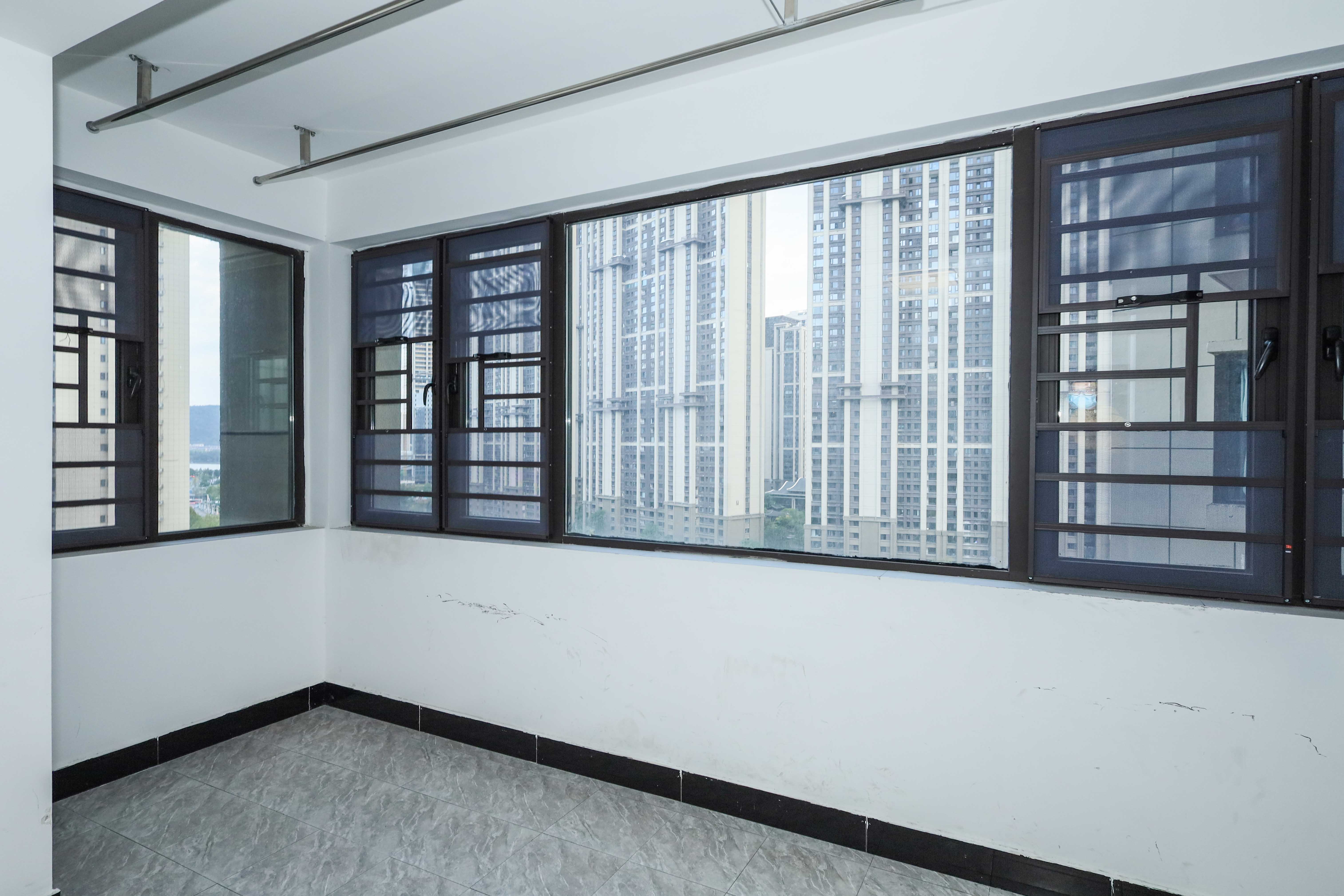 中国铁建梅溪青秀三期  4室2厅2卫   203.80万阳台