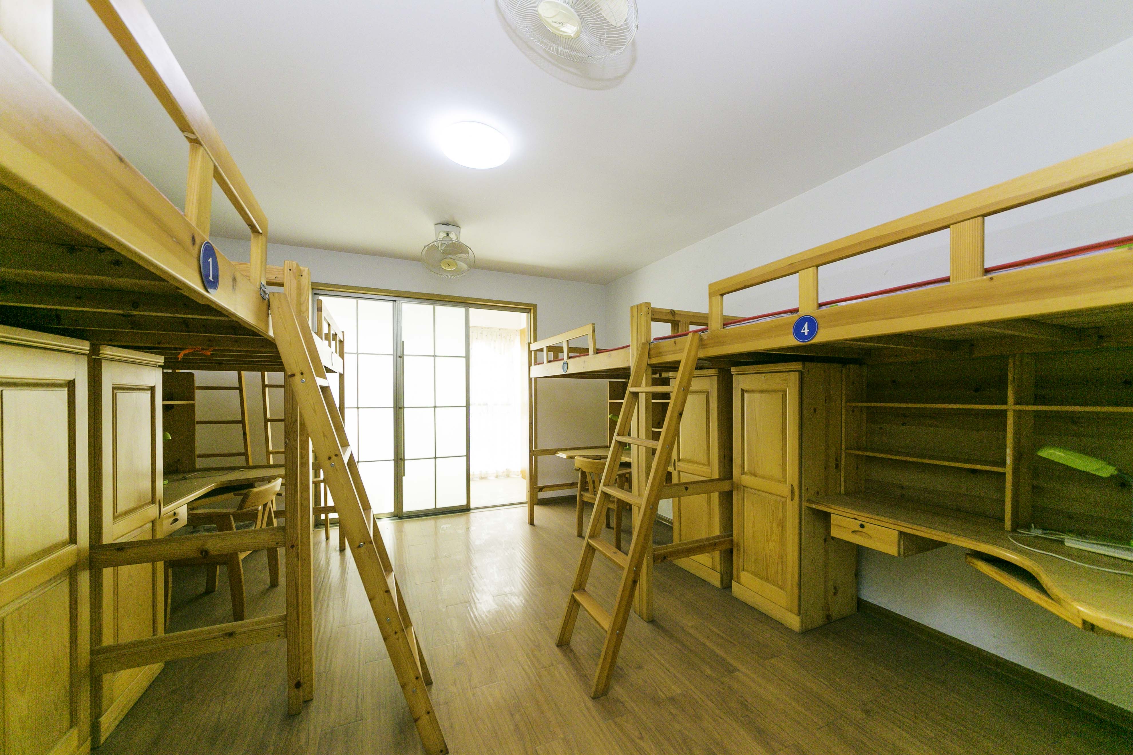 天城湖光山色  4室2厅2卫   159.00万卧室
