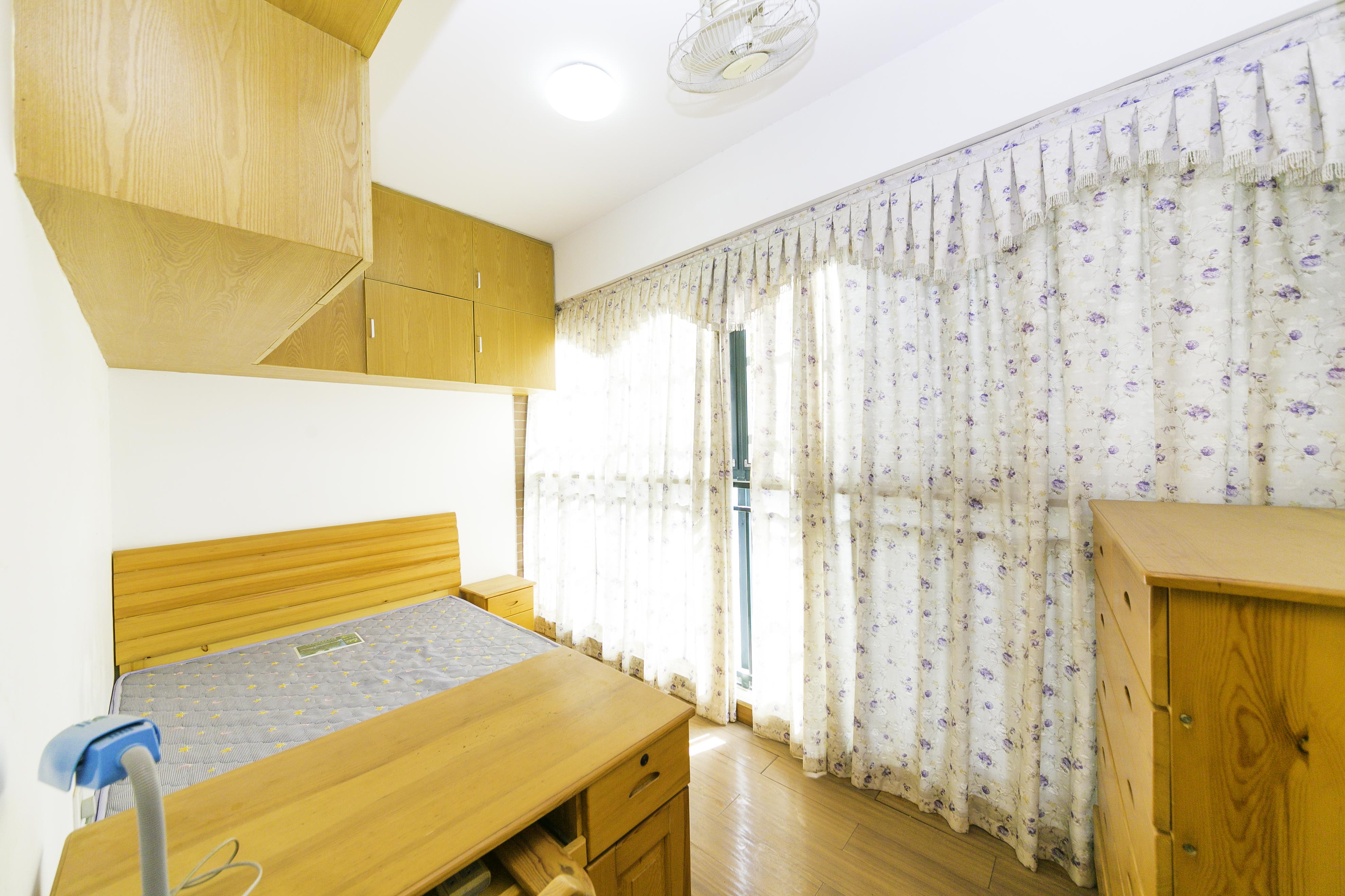 天城湖光山色  4室2厅2卫   159.00万卧室
