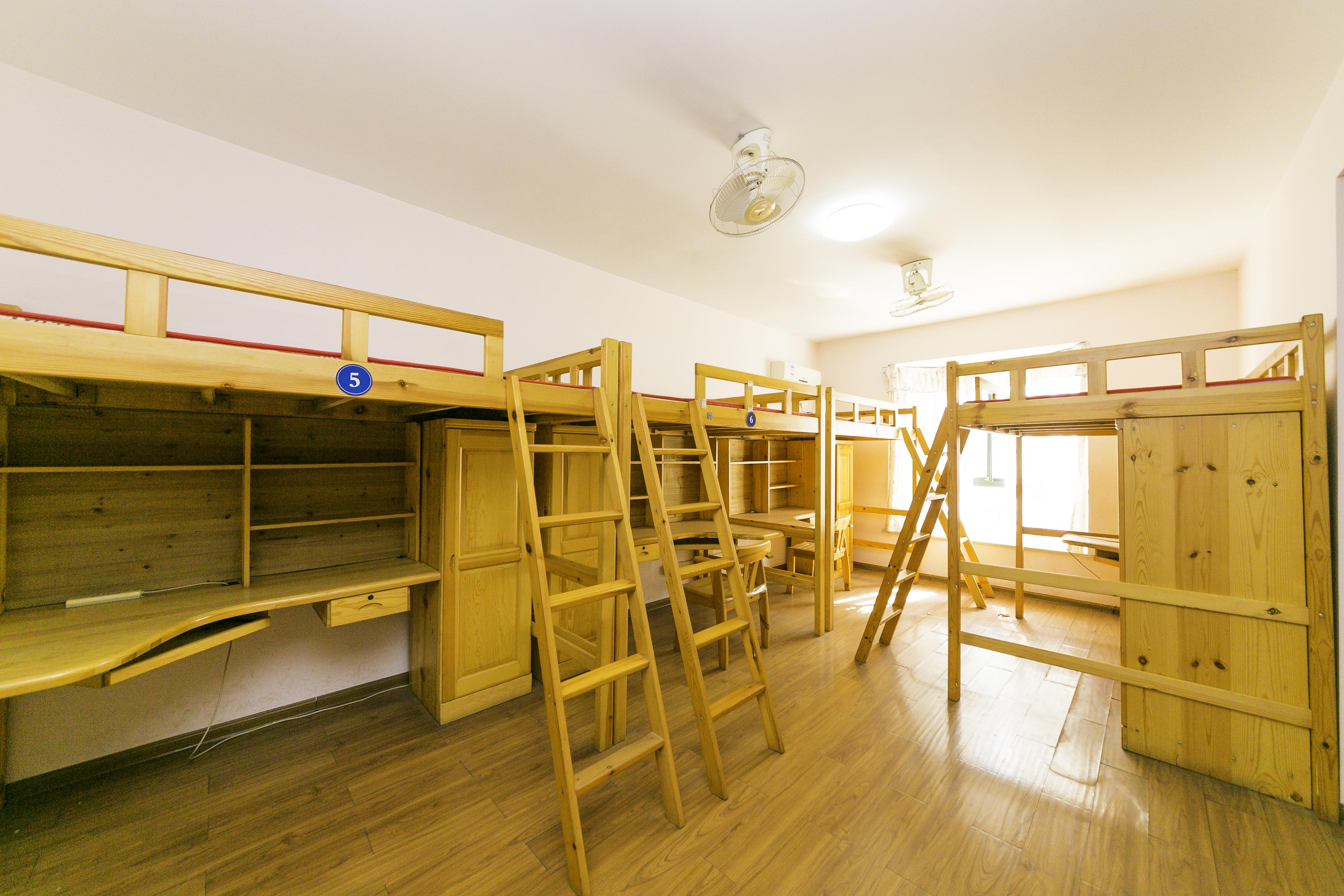 天城湖光山色  4室2厅2卫   159.00万卧室