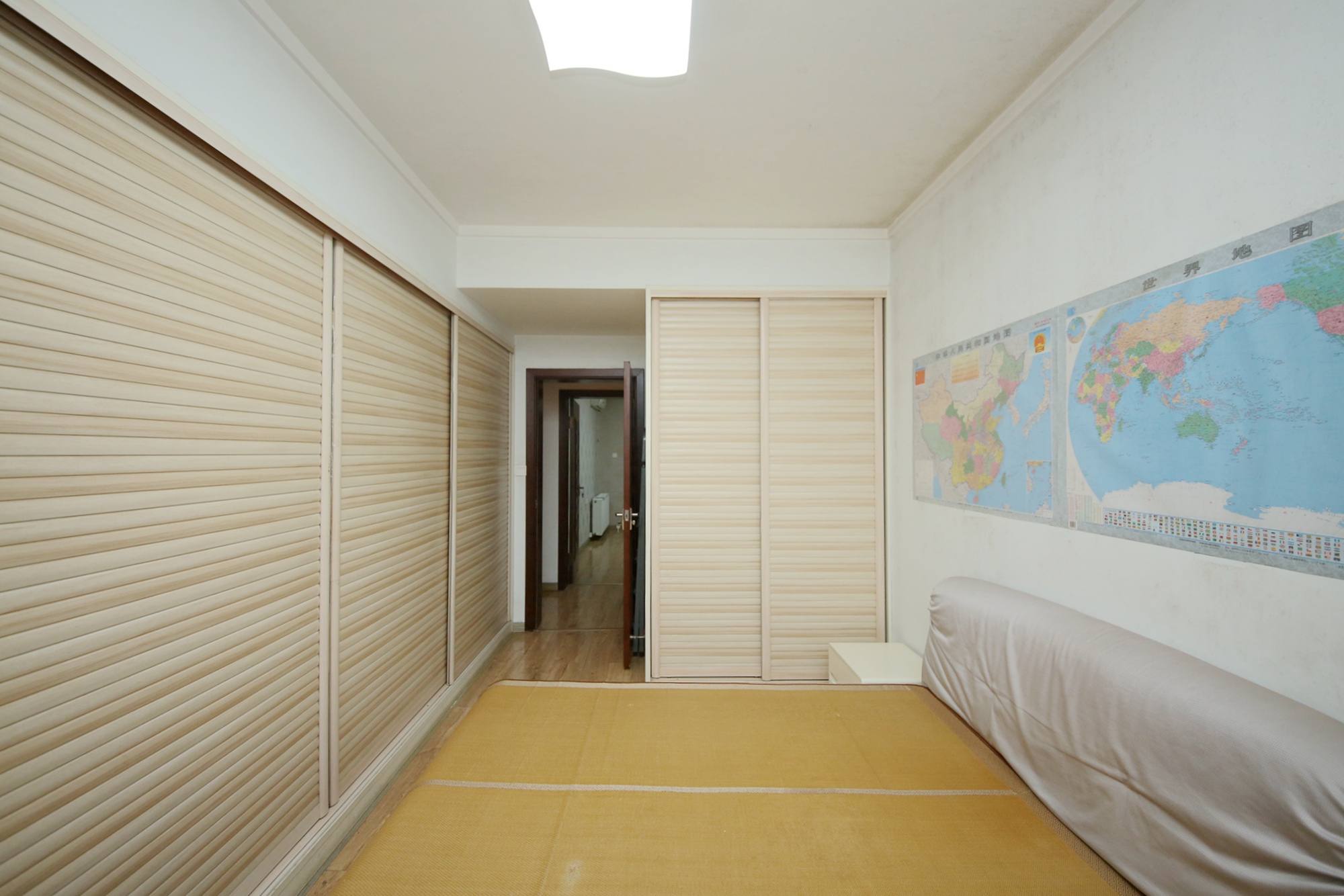 东玺门  4室2厅2卫   155.00万卧室
