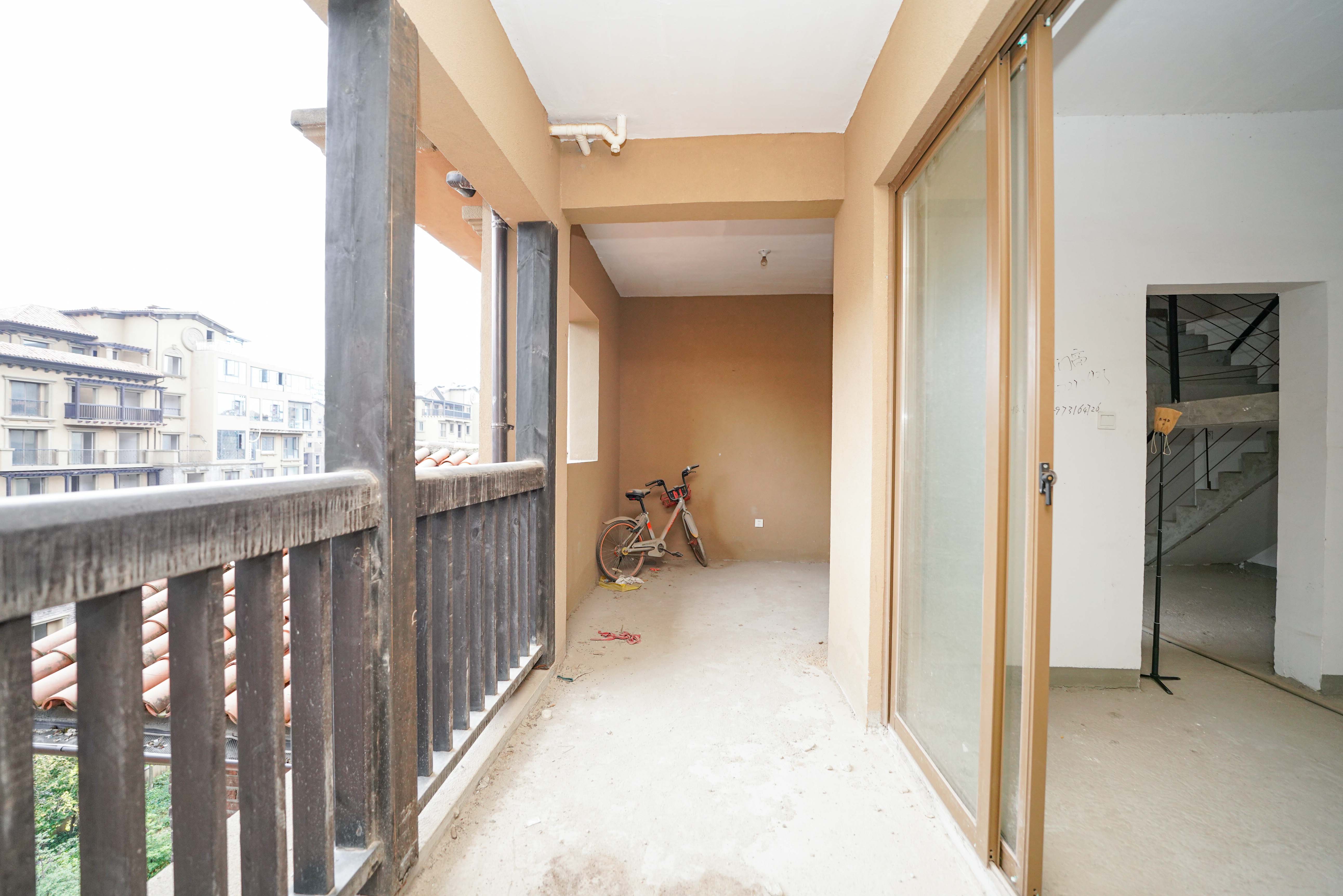 橘郡礼顿山  5室2厅2卫   180.00万阳台