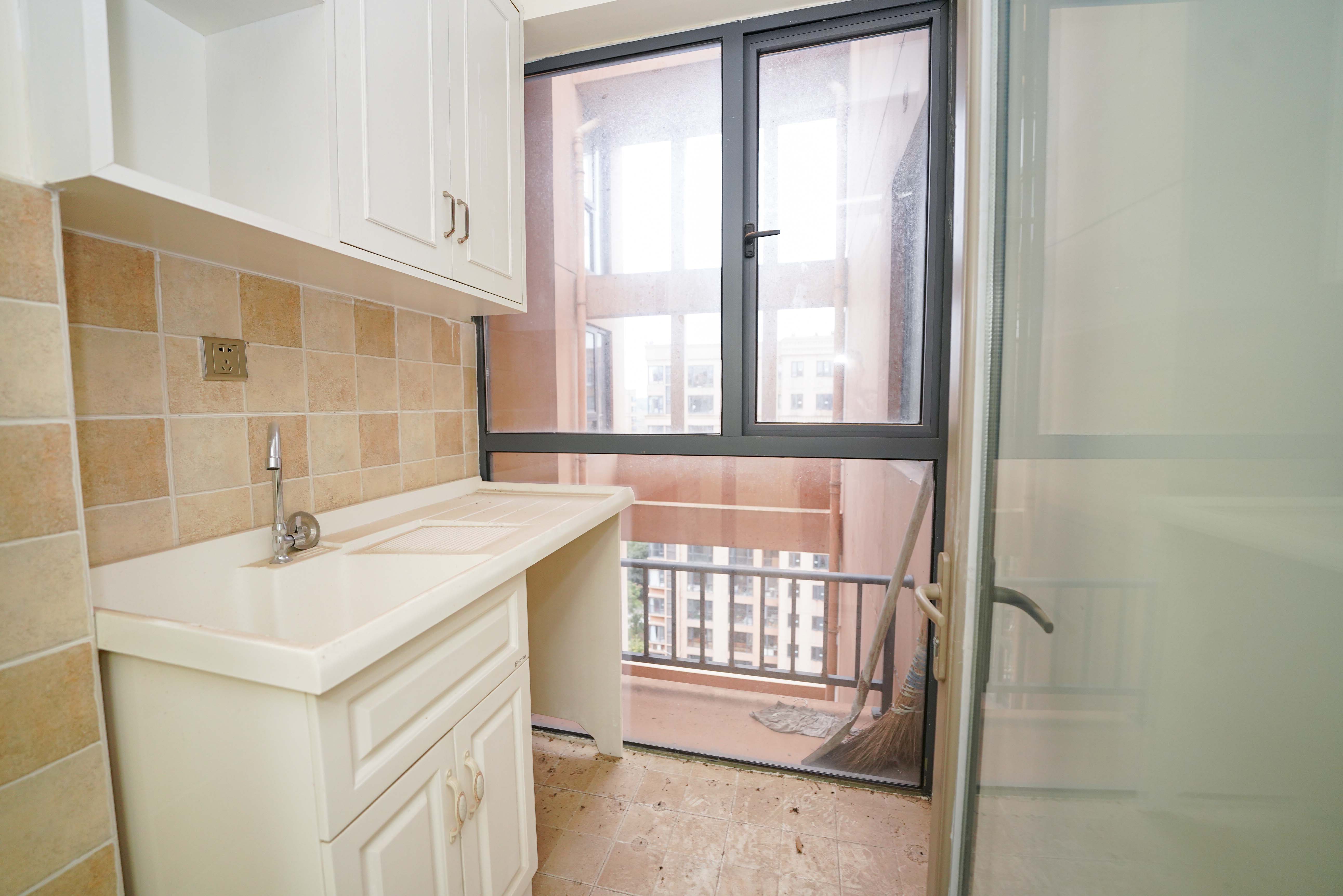 怡海星城  3室2厅1卫    73.8万阳台