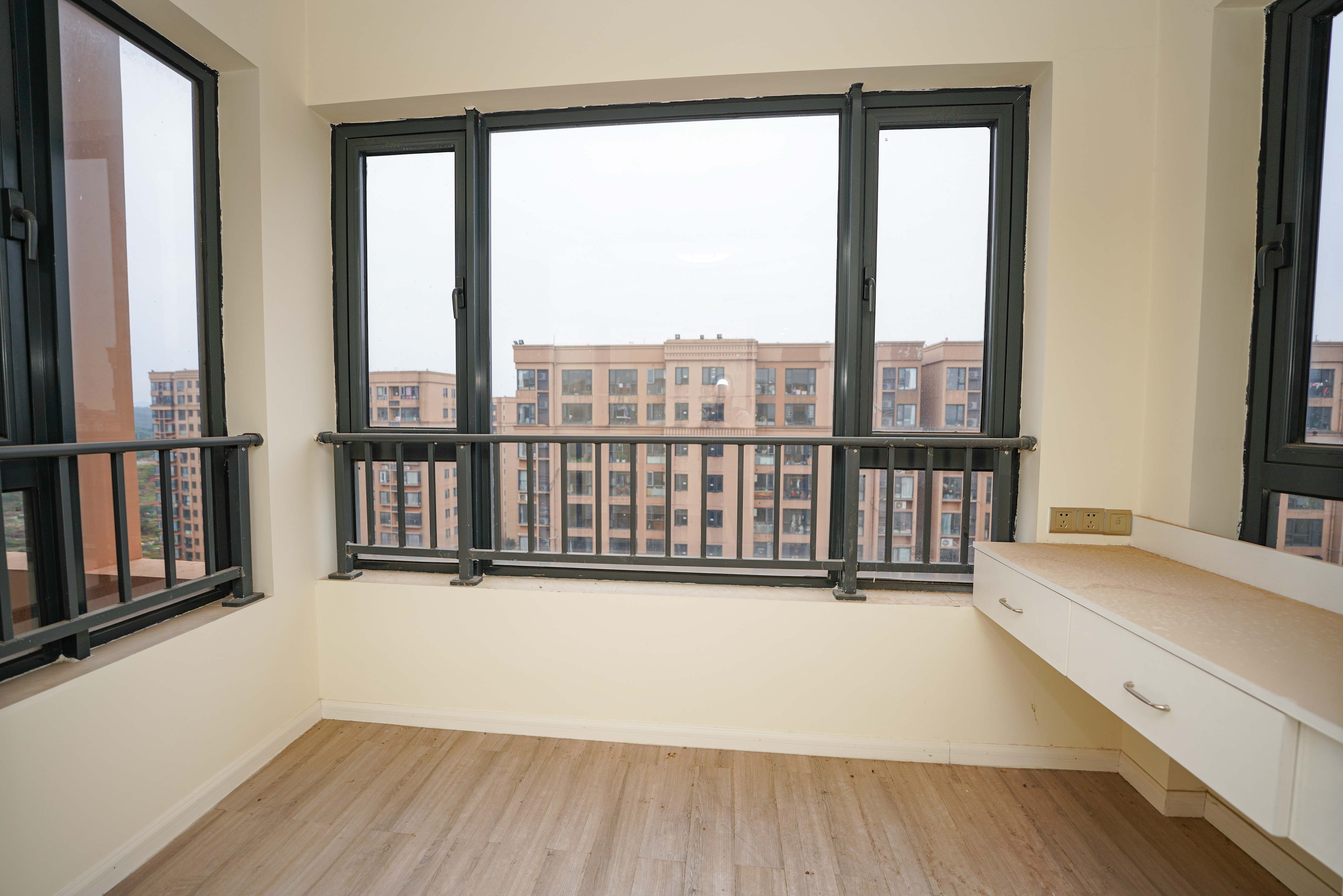 怡海星城  3室2厅1卫    73.8万阳台