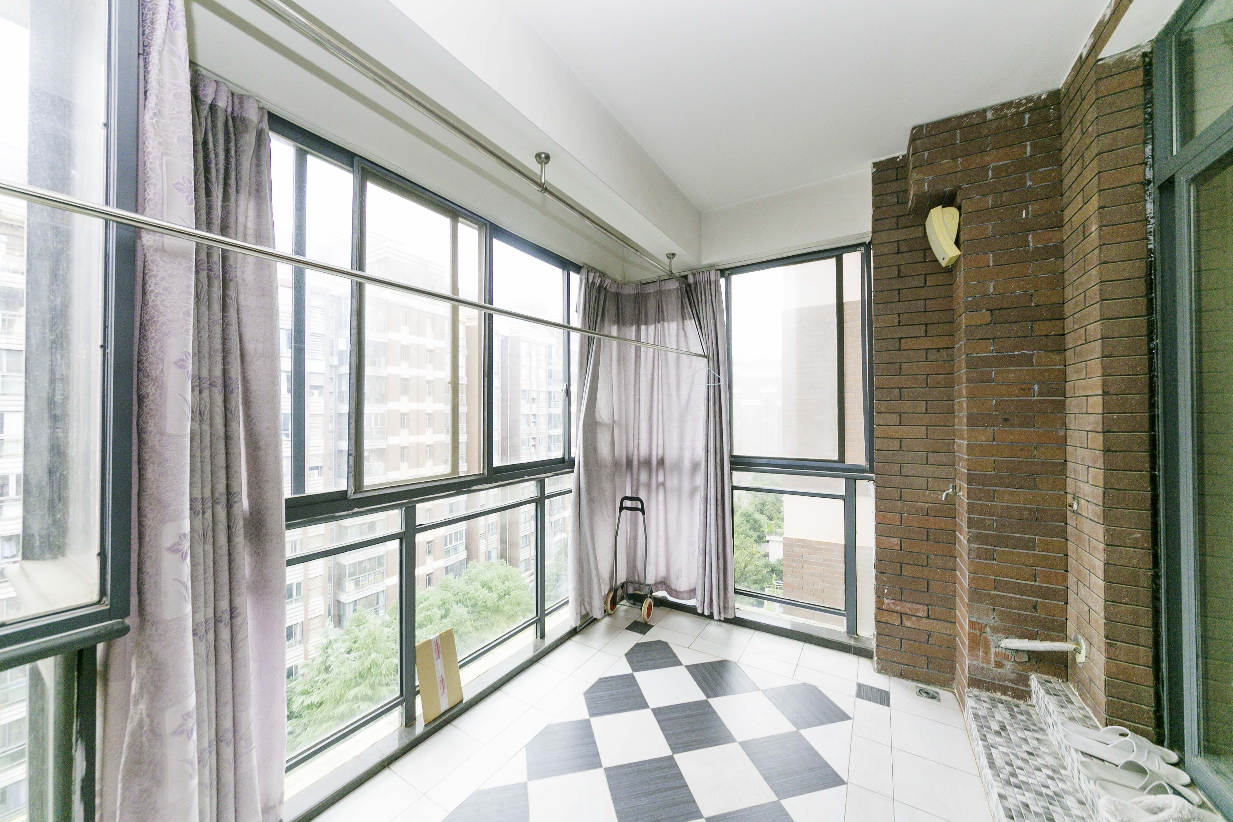 奥林匹克花园 3室2厅2卫 125.0万 奥林匹克花园 3室2厅2卫 125.0万阳台