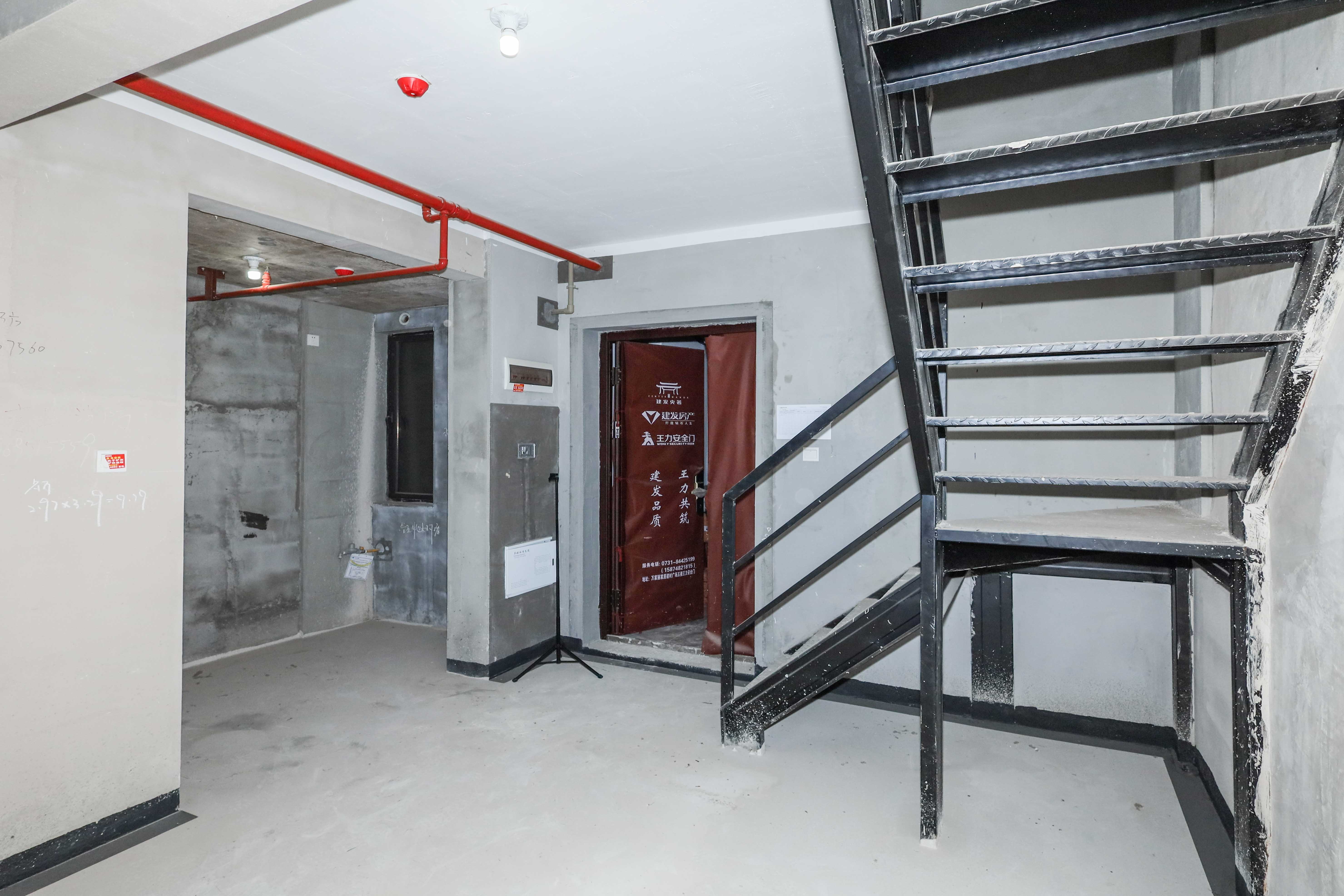 建发央著  4室2厅2卫   210.00万其他